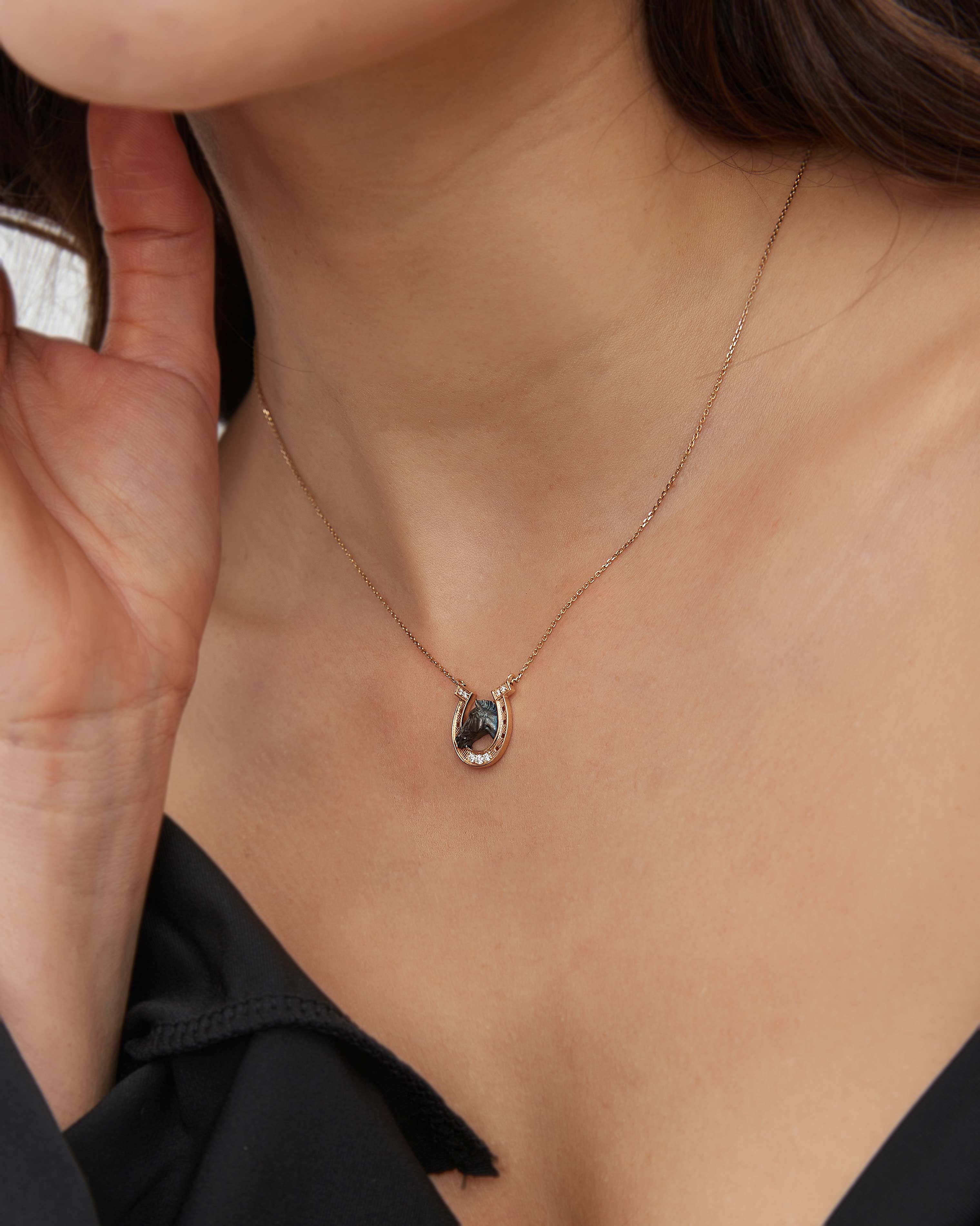 Colgante con escultura de herradura en plata de ley con moissanita