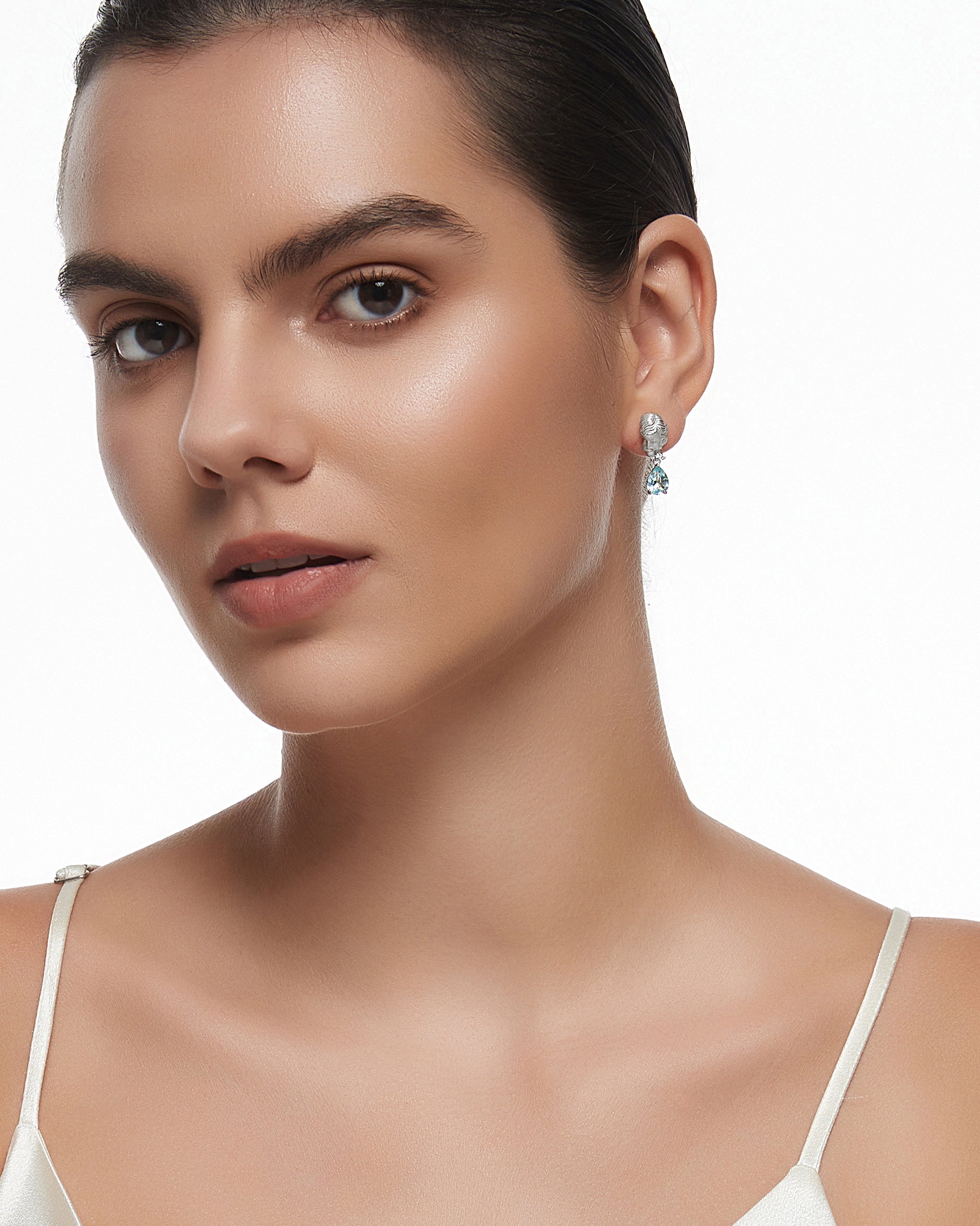 アクアマリン付きゴールドのキューピッドダングルイヤリング