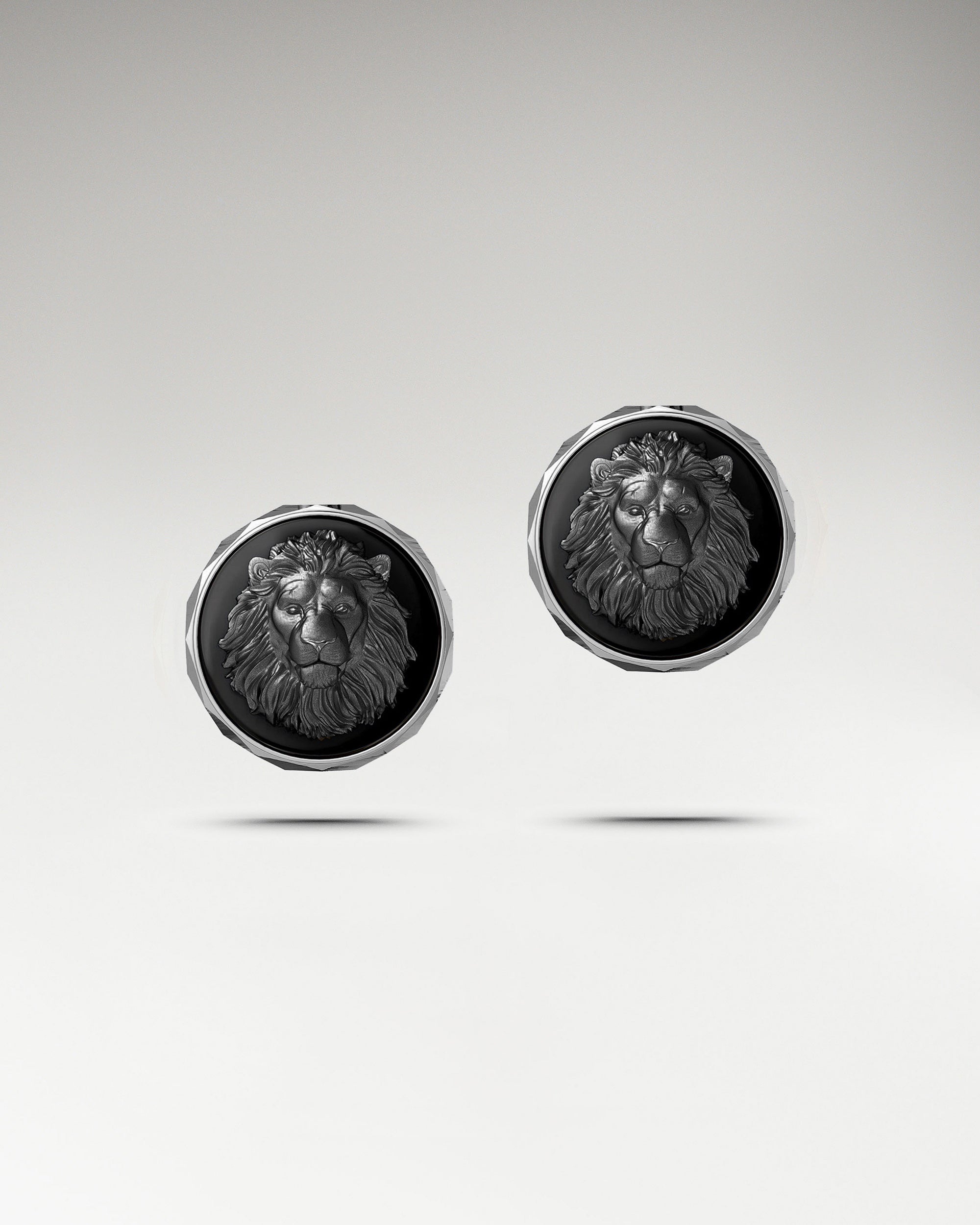 アビス ライオン スタッド ピアス (スターリング シルバー、ブラック アゲート付き)