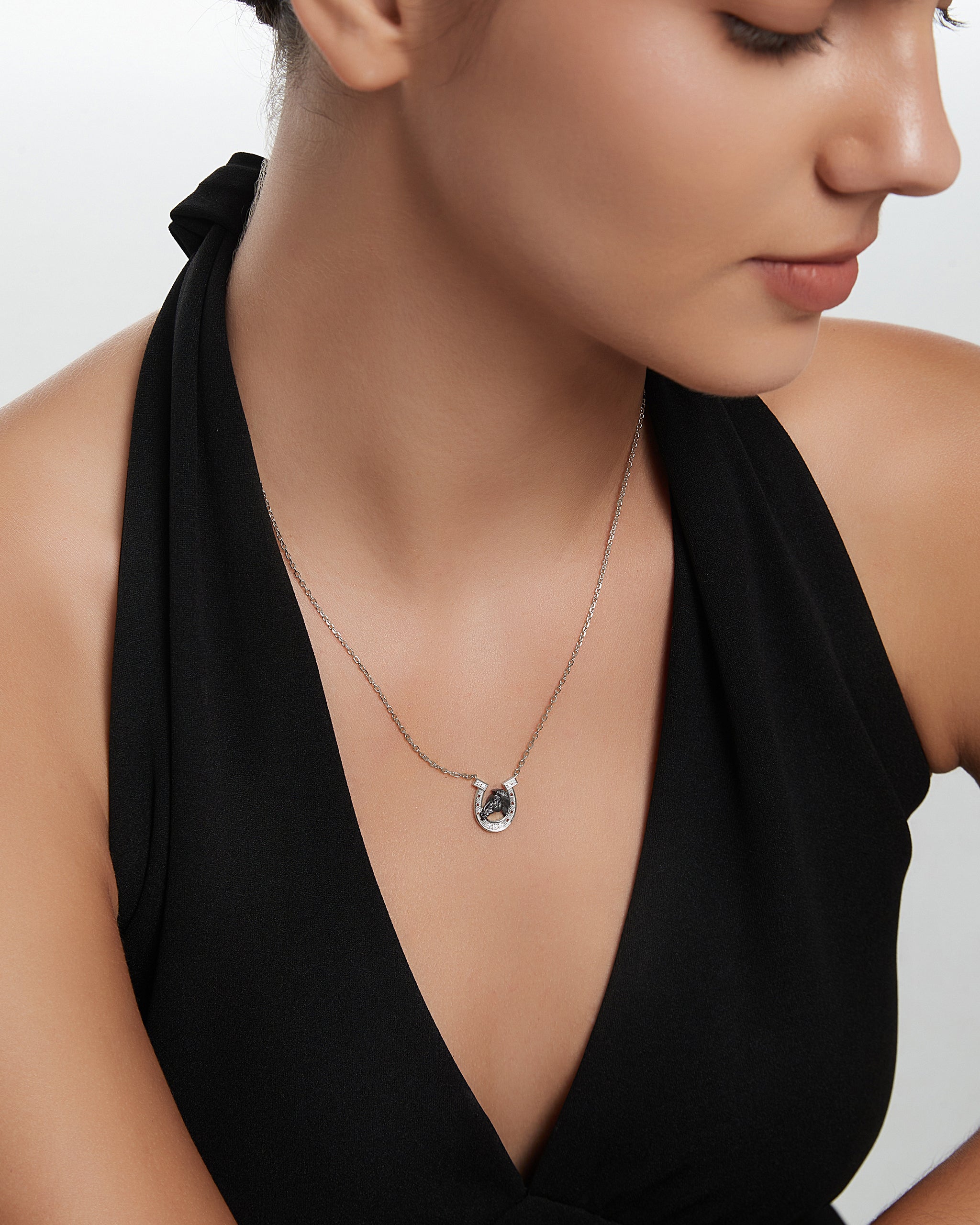 Colgante con escultura de herradura en plata de ley con moissanita