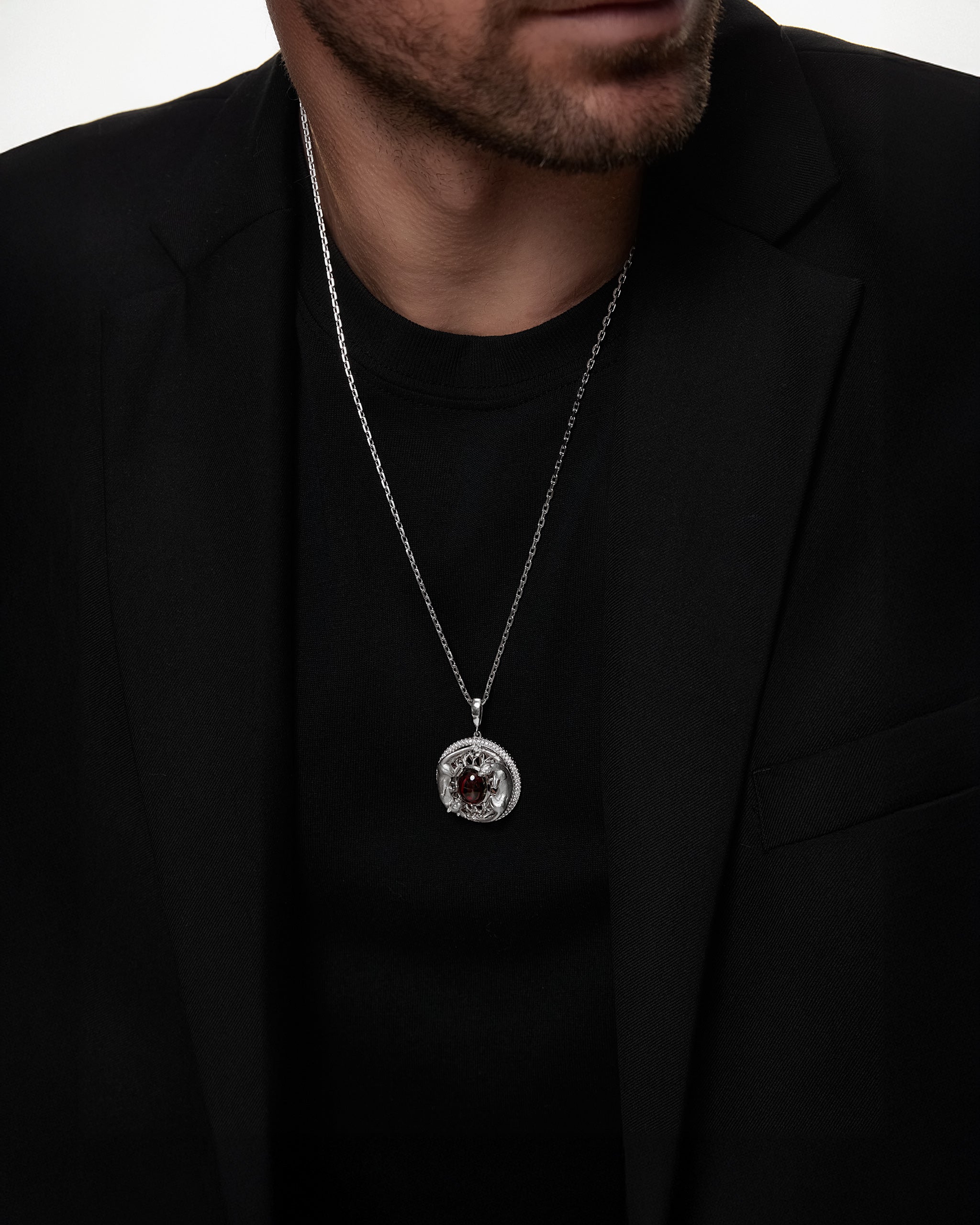 ペリドットとダイヤモンドをあしらったゴールドのツインパンサー メダリオン リング