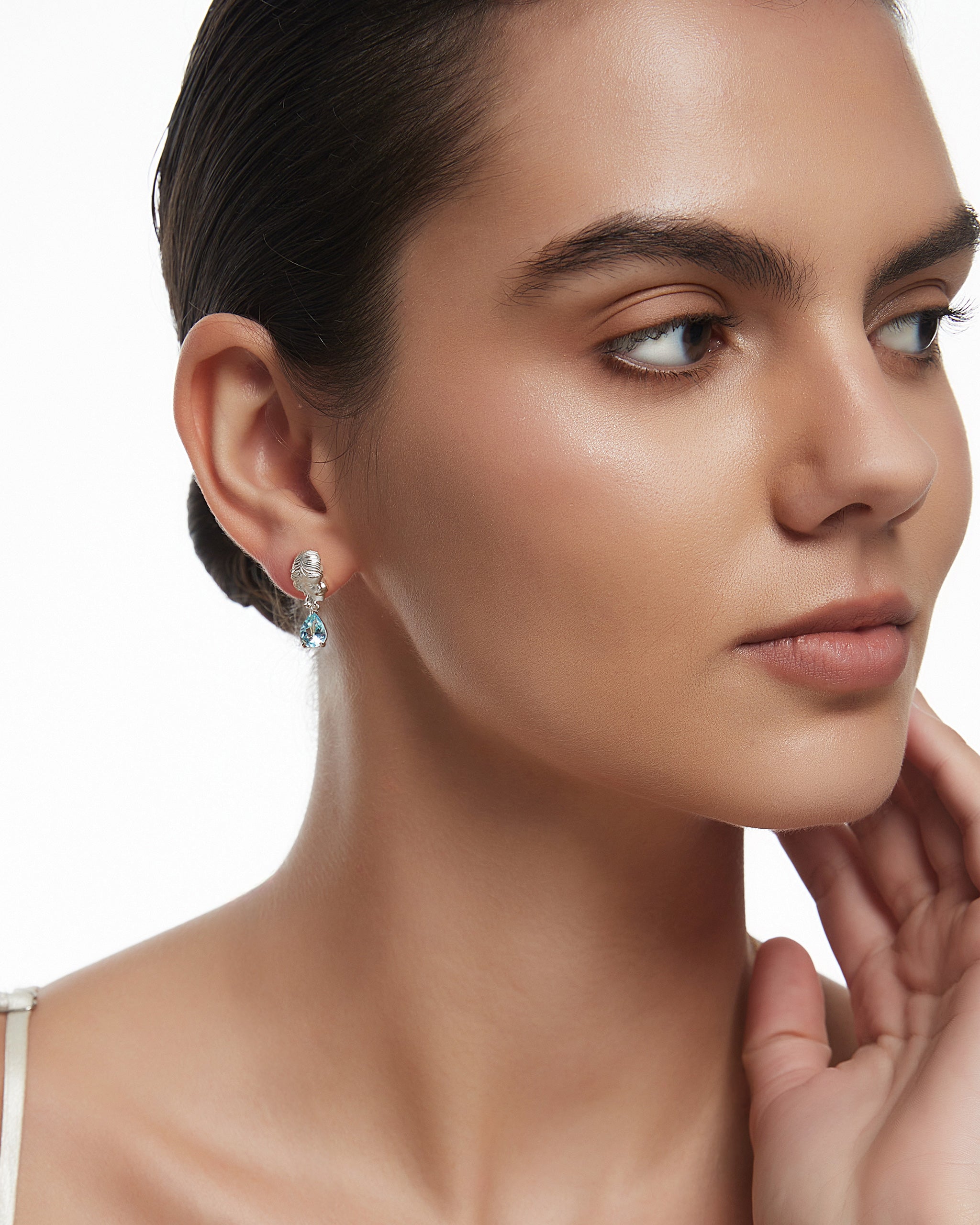 アクアマリン付きゴールドのキューピッドダングルイヤリング