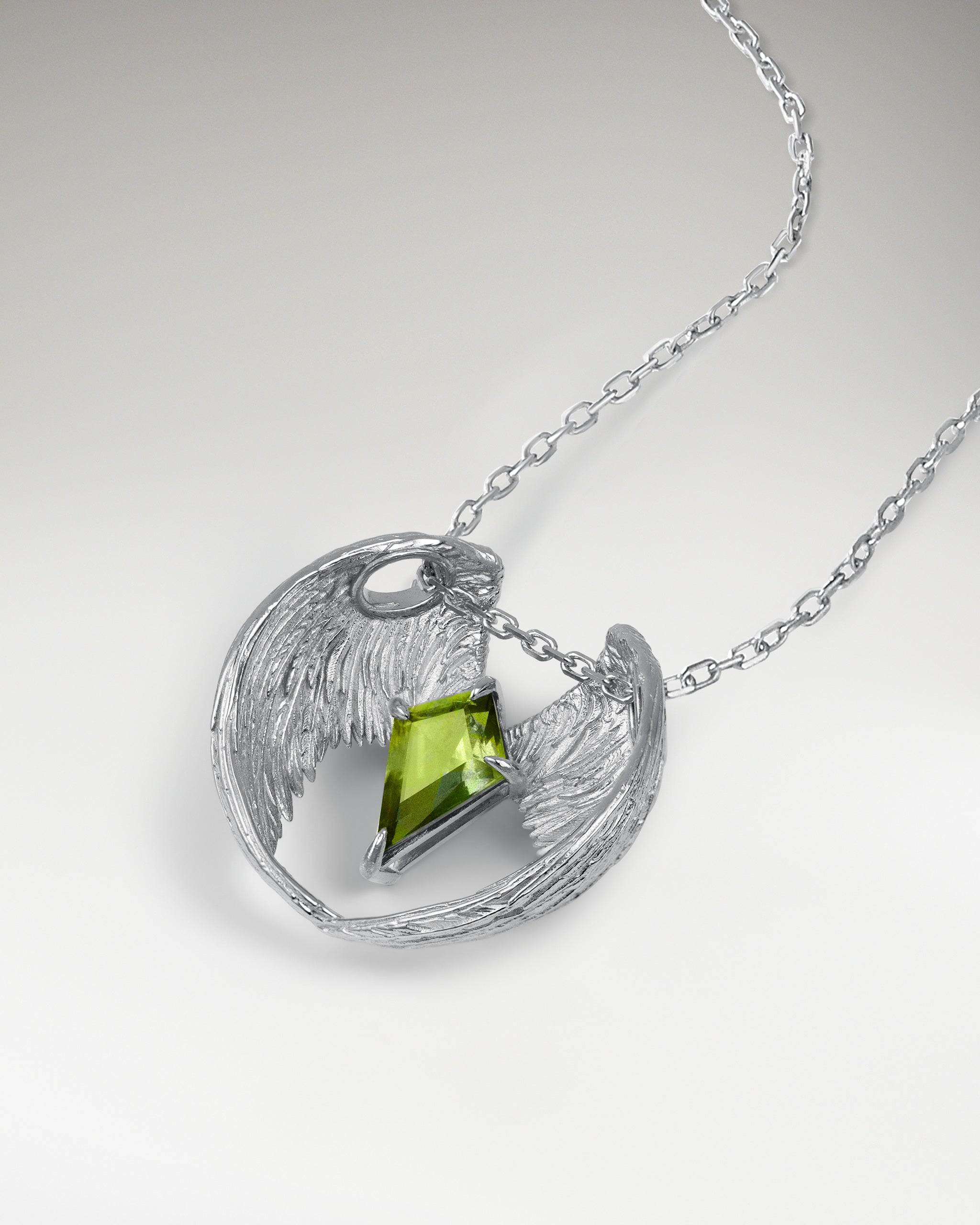 アメジスト付きスターリングシルバーの騎士の翼ペンダント