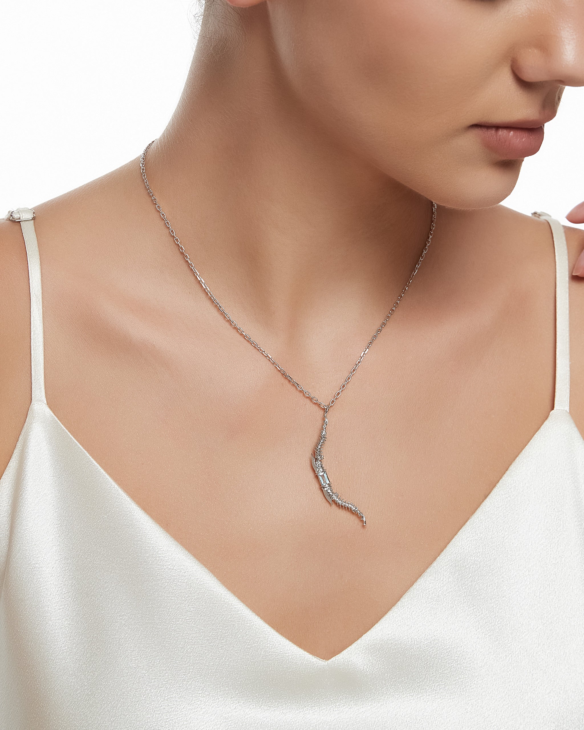 ブルートパーズ付きスターリングシルバーのガーディアンエンジェルネックレス