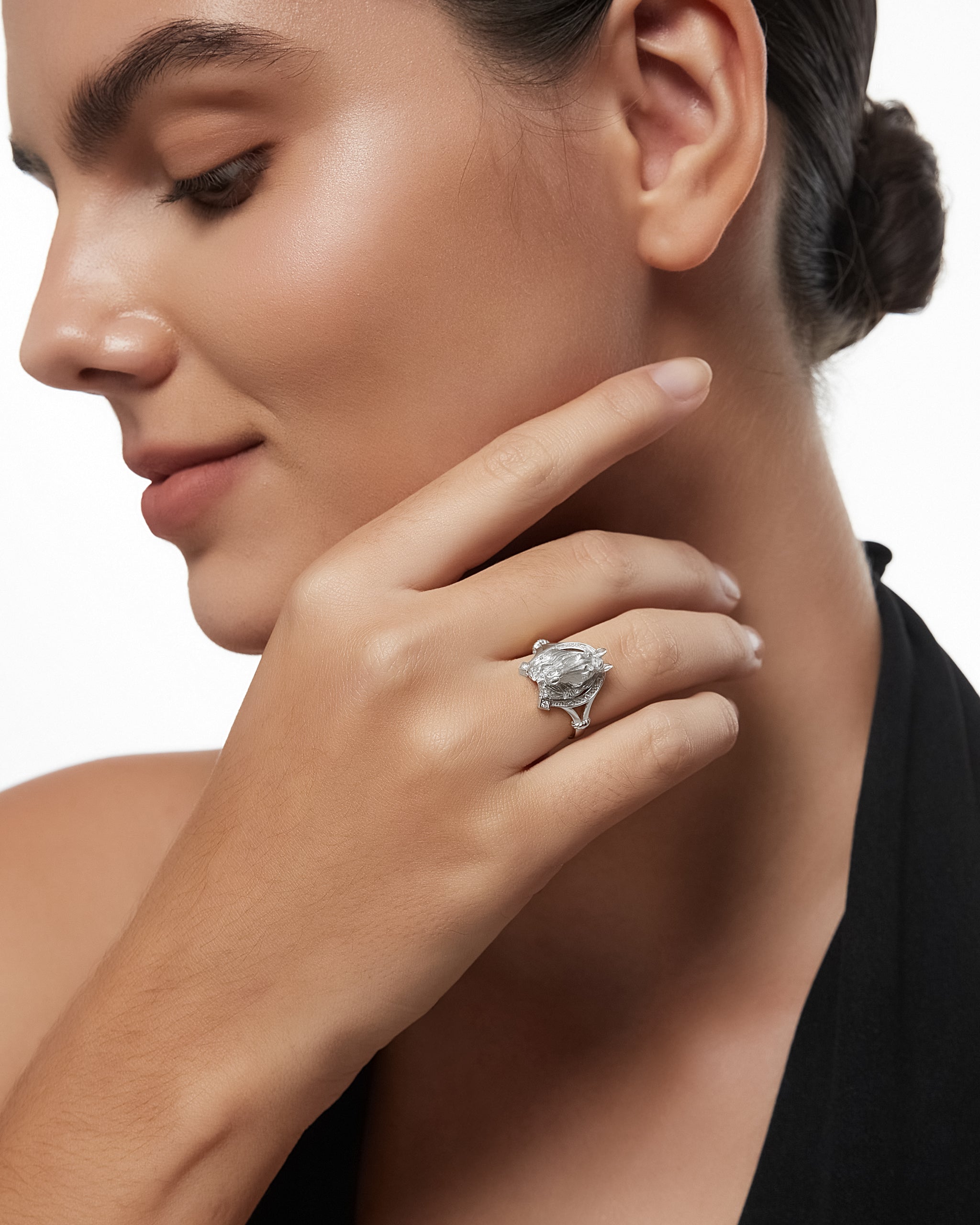 モアッサナイト付きスターリングシルバーのホースシュー彫刻リング