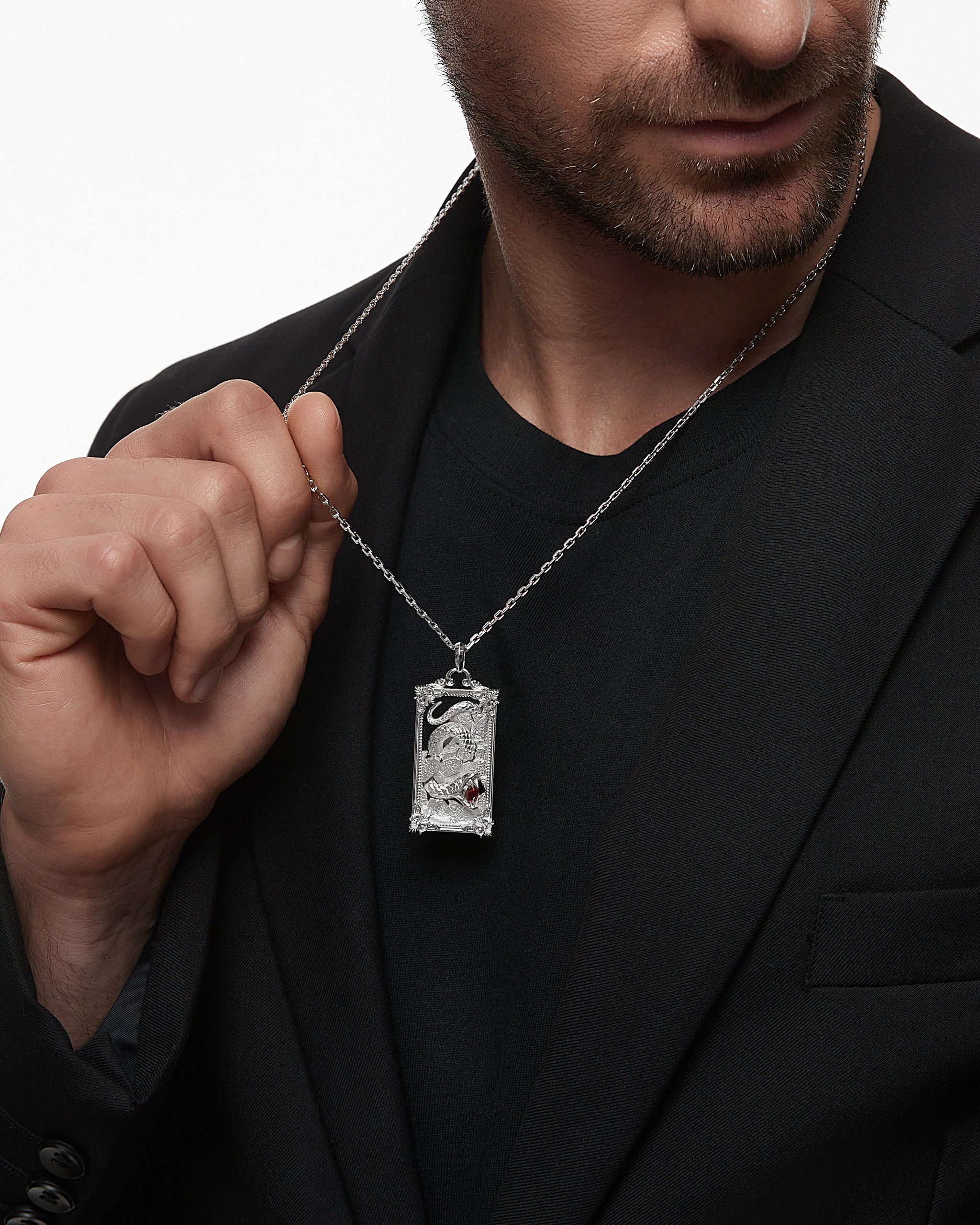 Le collier pendentif interdit en argent sterling avec grenat