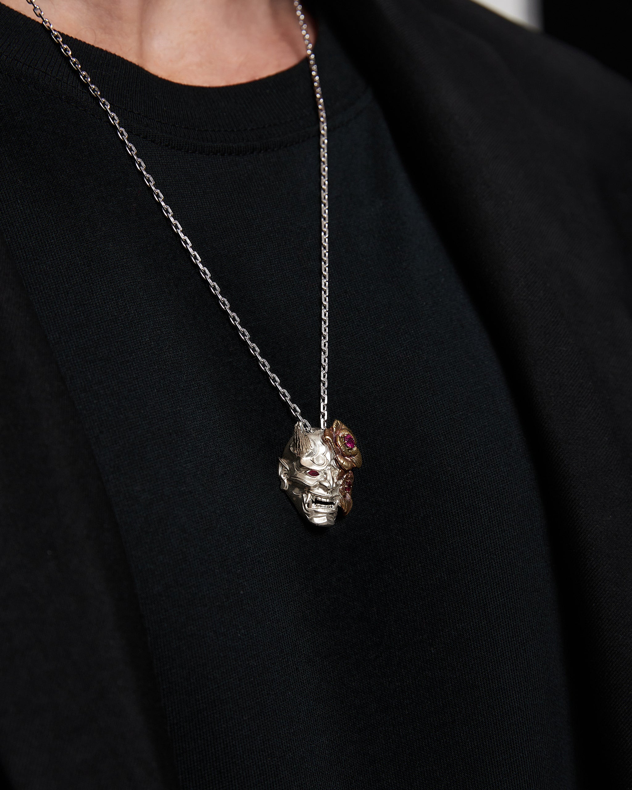 ルビー付きスターリングシルバーの般若マスクペンダントネックレス