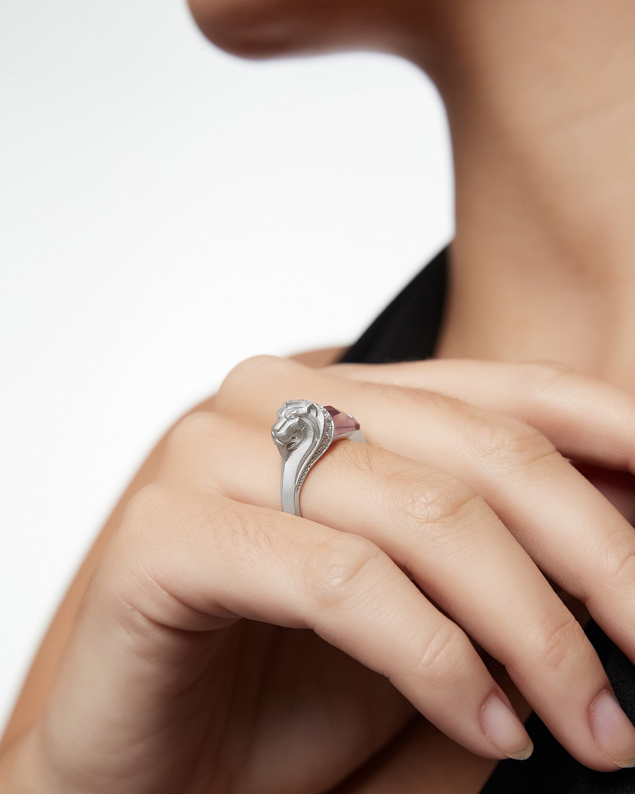 ガーネットとモアサナイトをあしらったスターリングシルバーのライオン スターライト リング