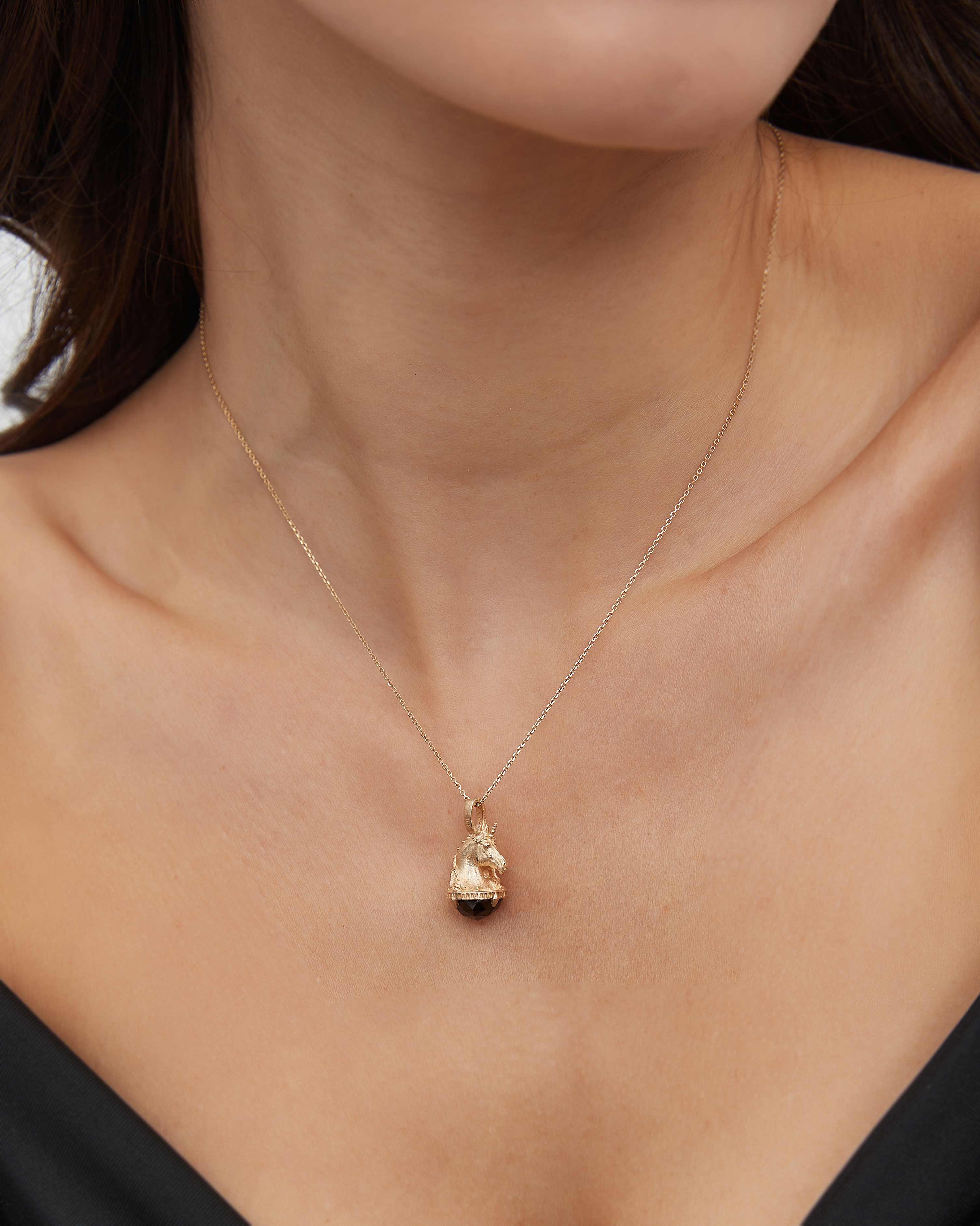 Pendentif Monokeros en or avec grenat ou préhnite