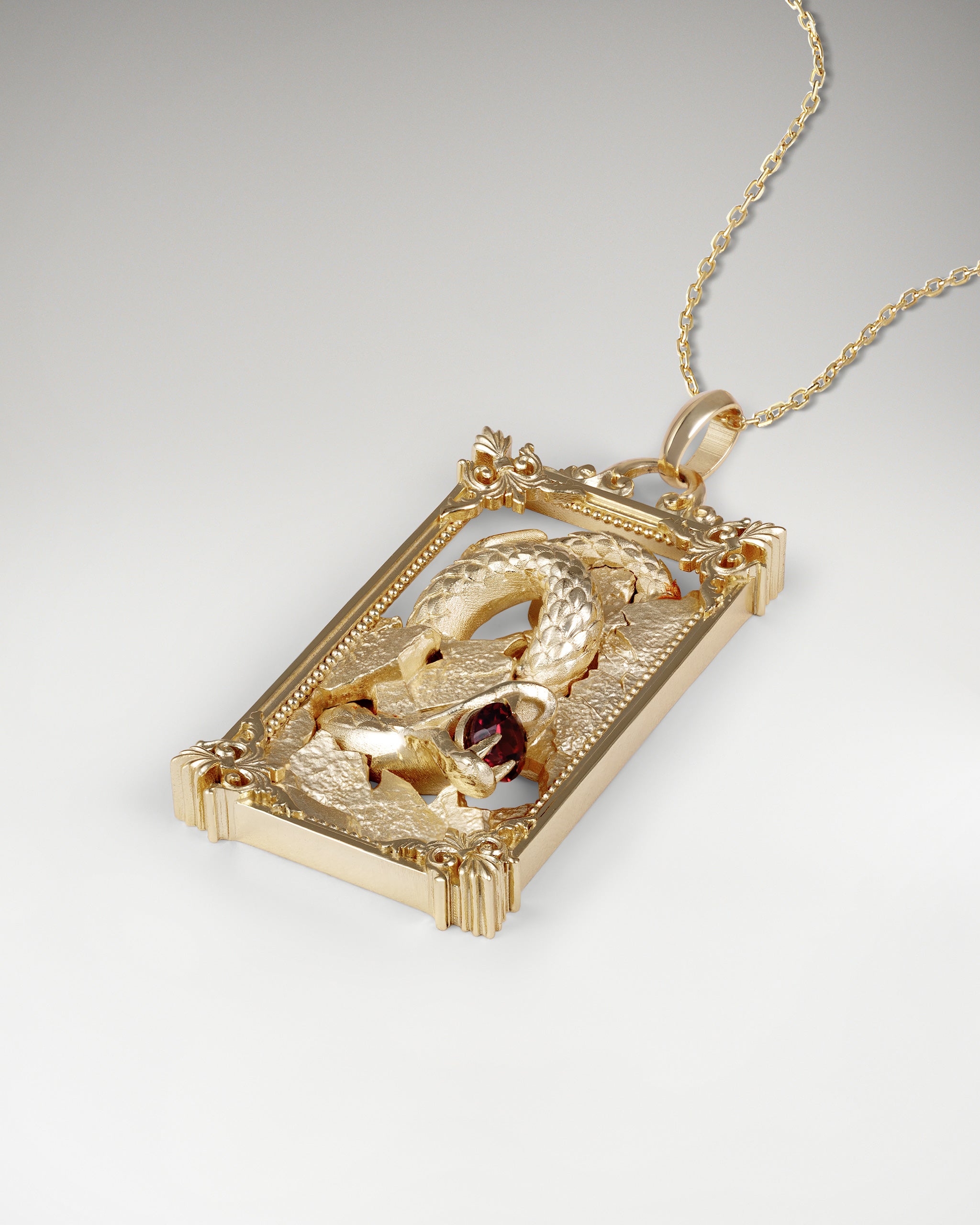 ガーネットをあしらったスターリングシルバーの禁断のペンダントネックレス