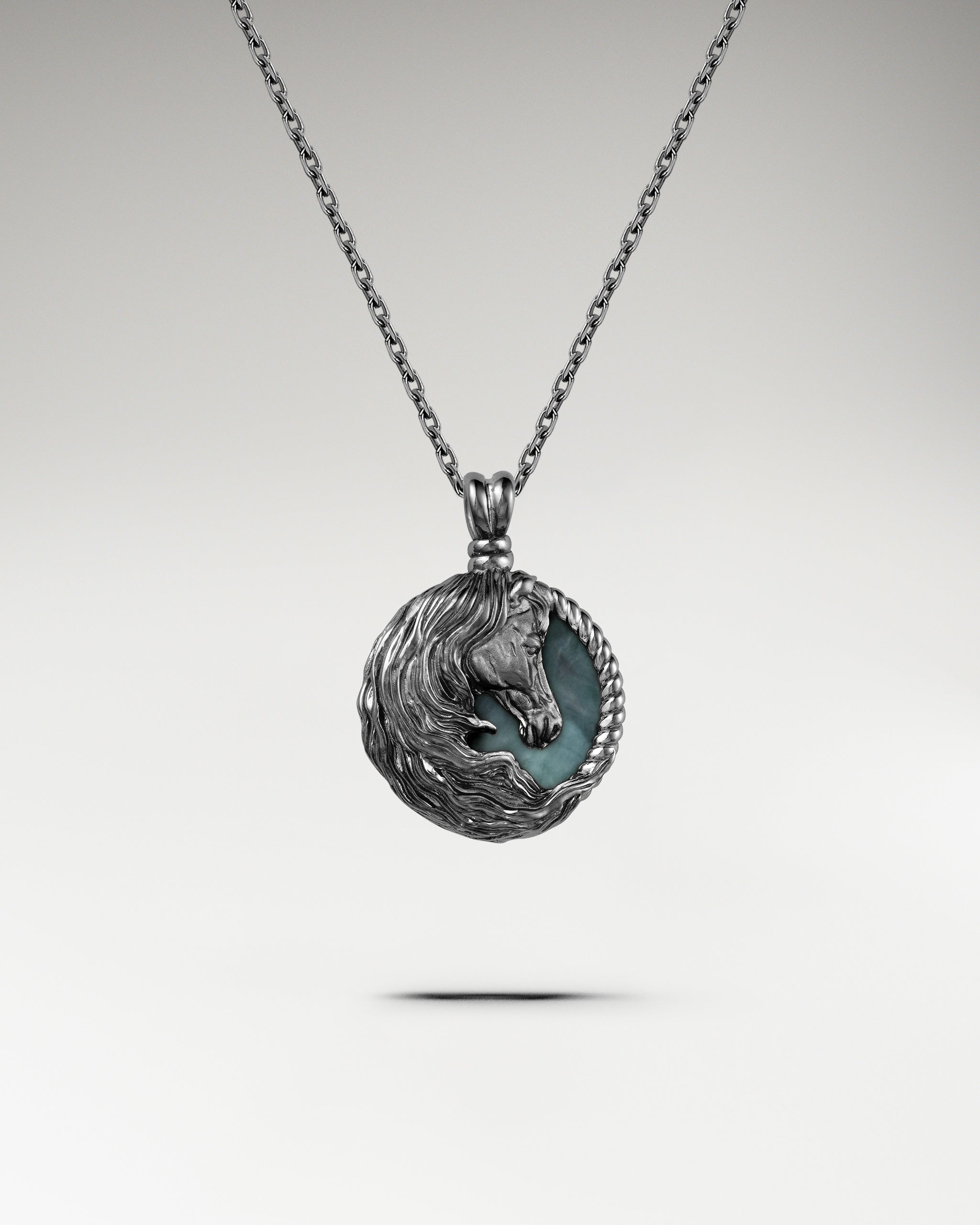 Colgante de escultura de caballo en plata de ley con lapislázuli