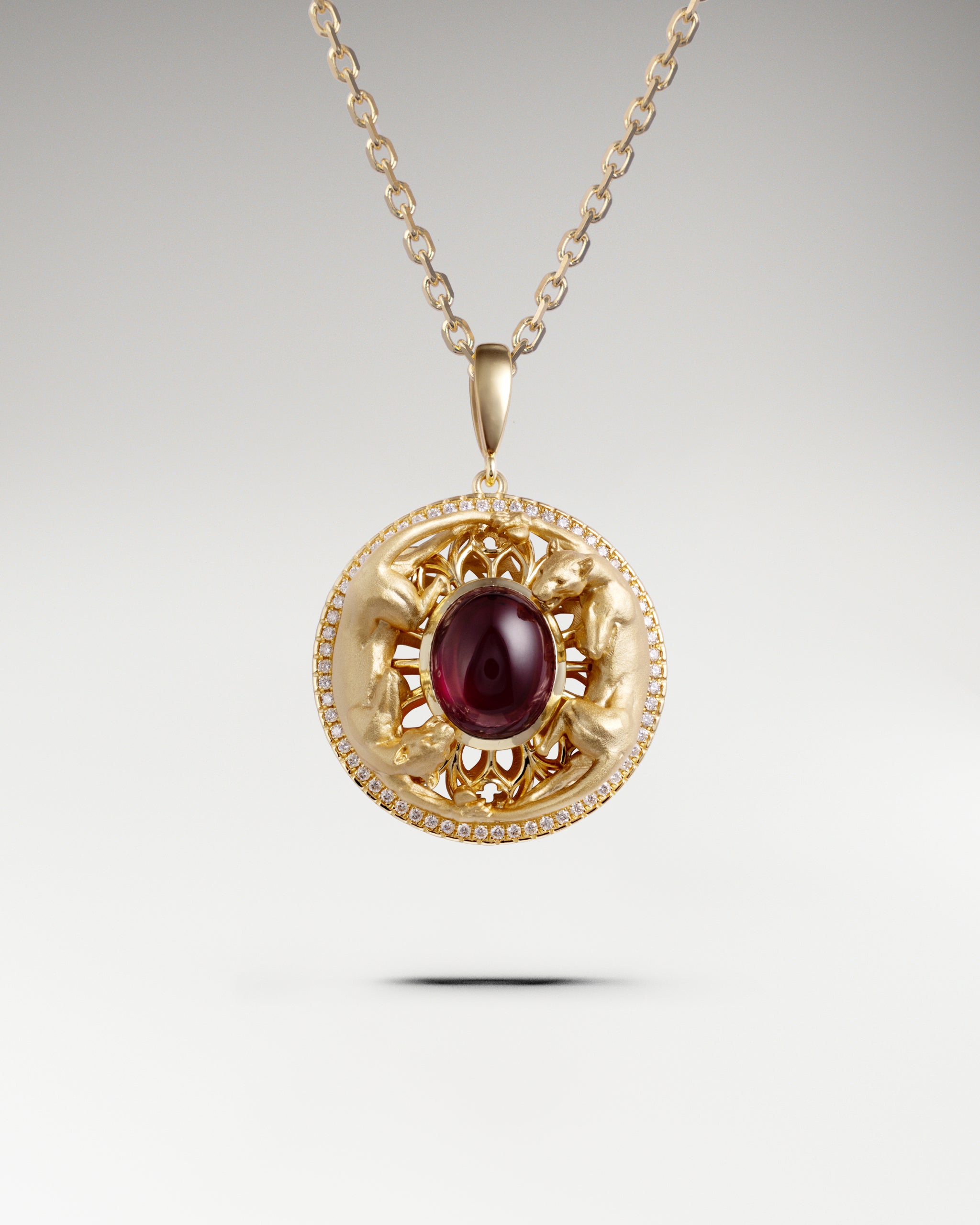 ペリドットとダイヤモンドをあしらったゴールドのツインパンサー メダリオン リング