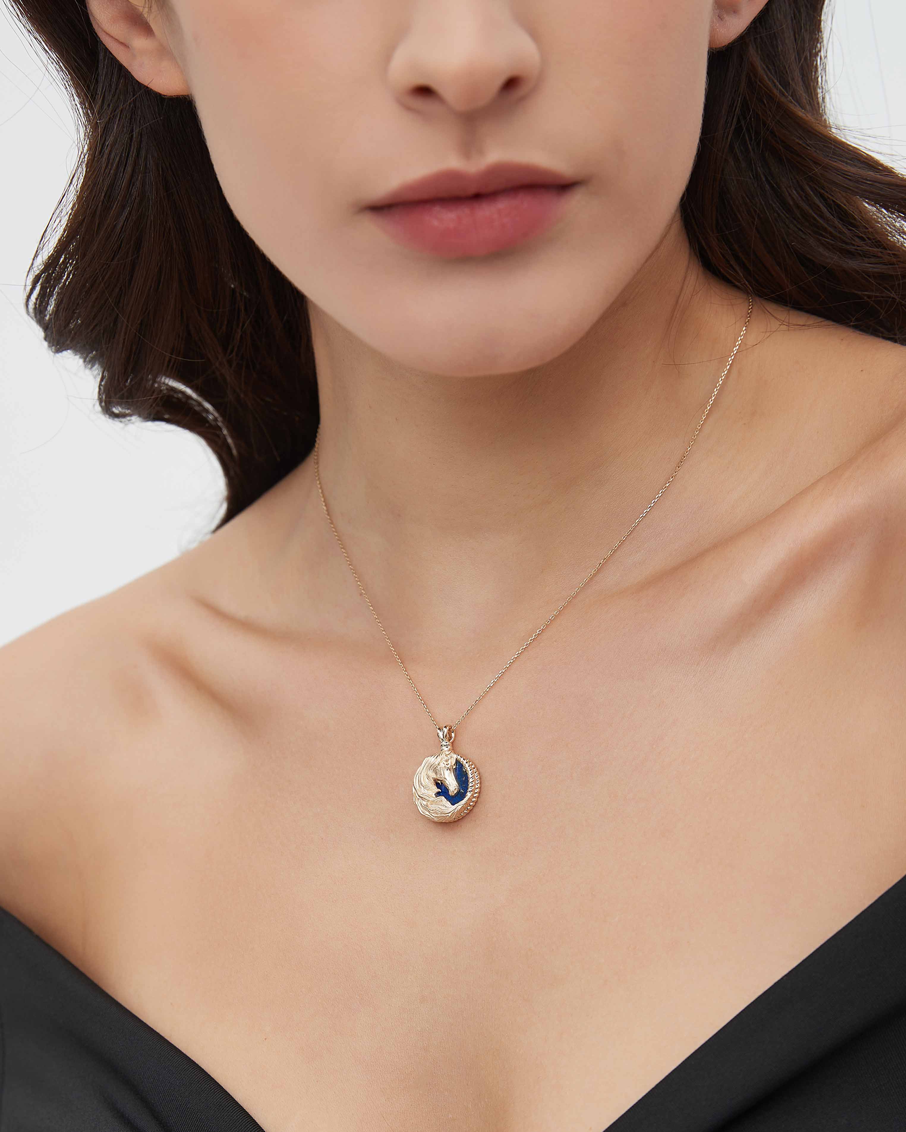 ラピスラズリを使用したゴールドの馬の彫刻ペンダント