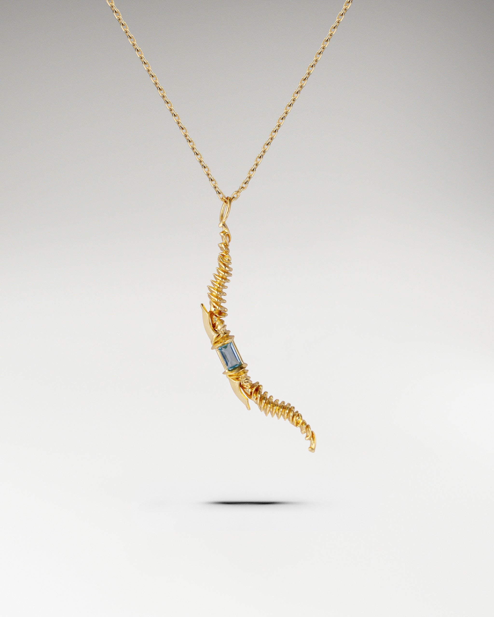 ブルートパーズ付きスターリングシルバーのガーディアンエンジェルネックレス