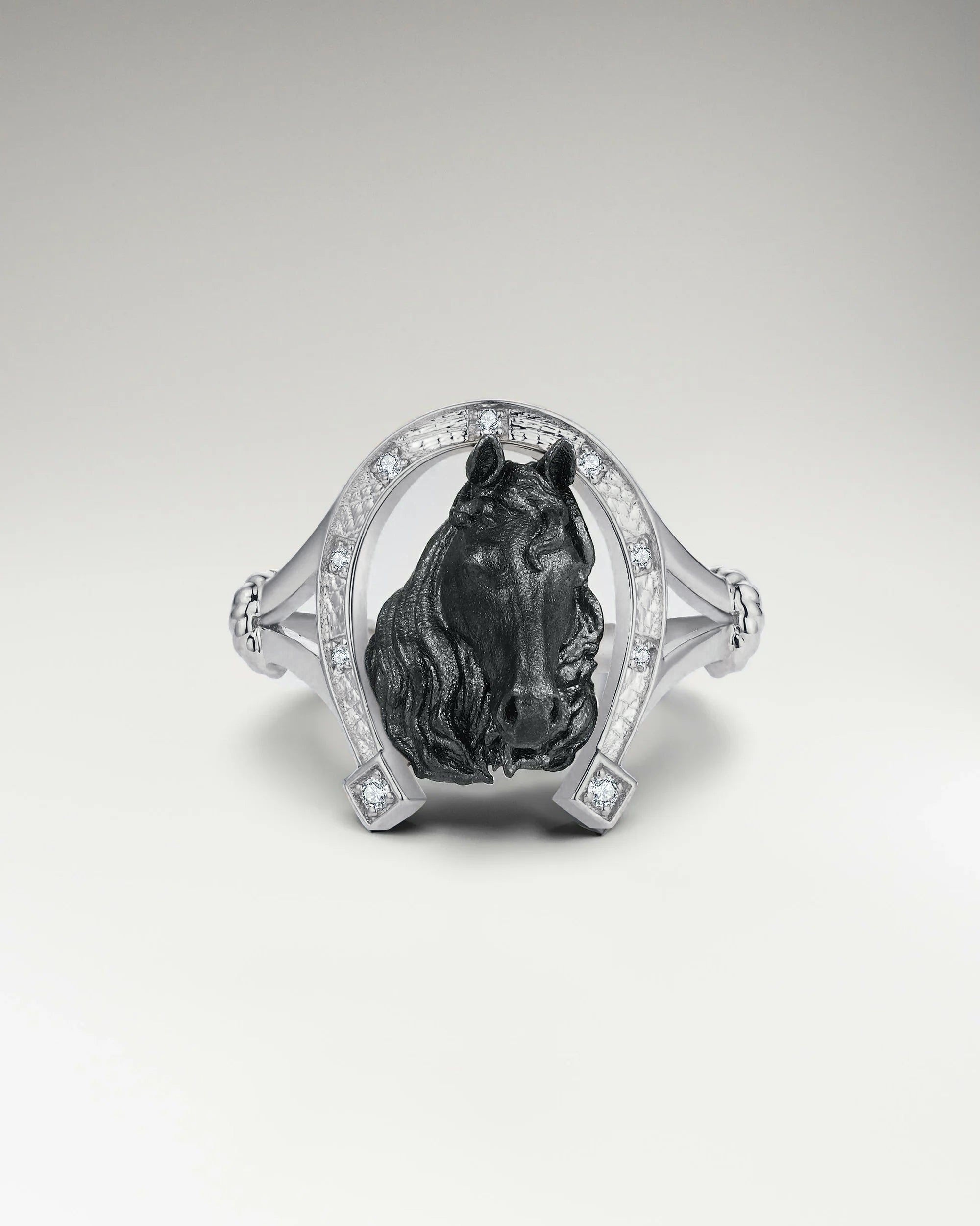 ダイヤモンド付きゴールドの馬蹄彫刻リング