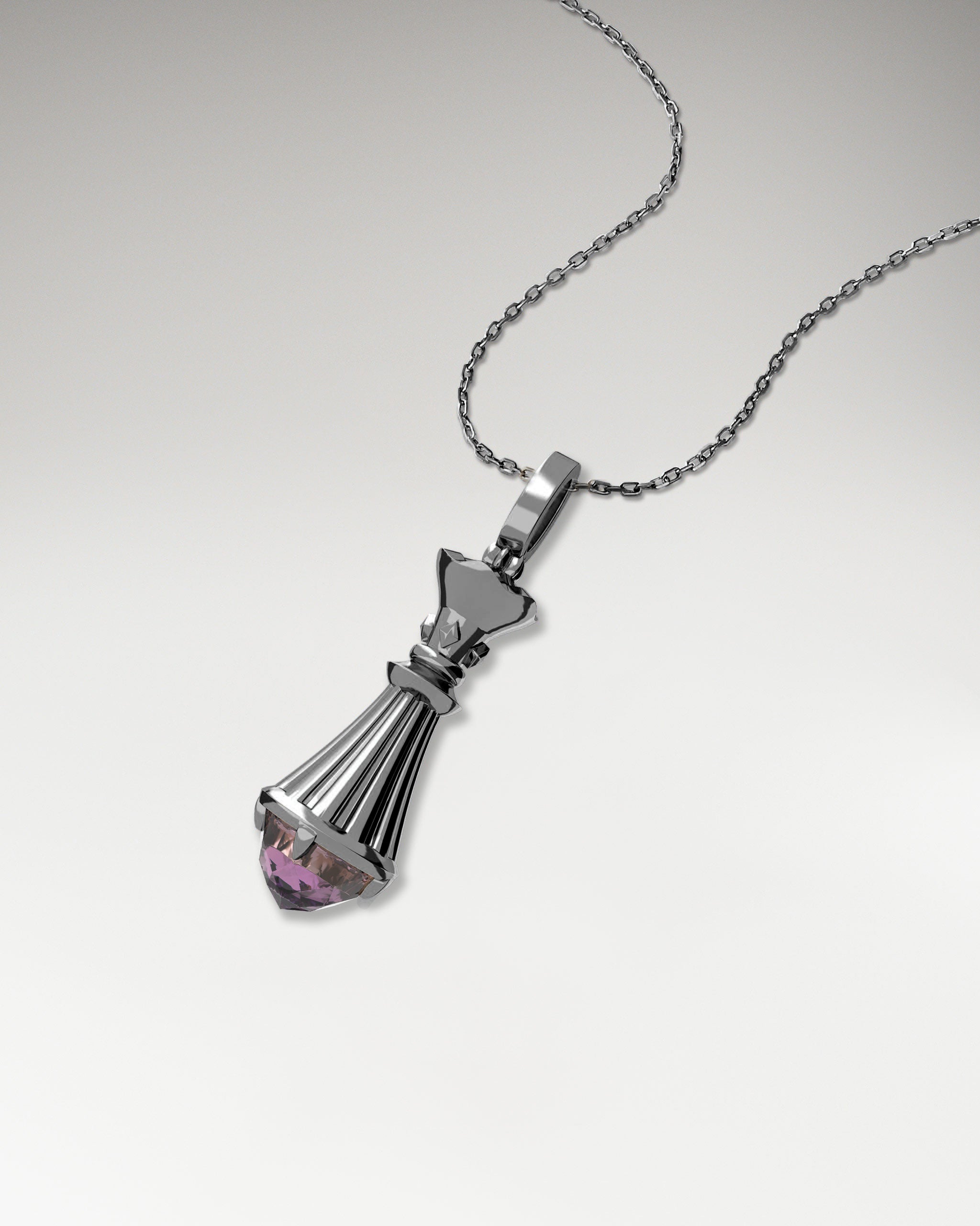 スピネルを使用したゴールドの女王ペンダントネックレス