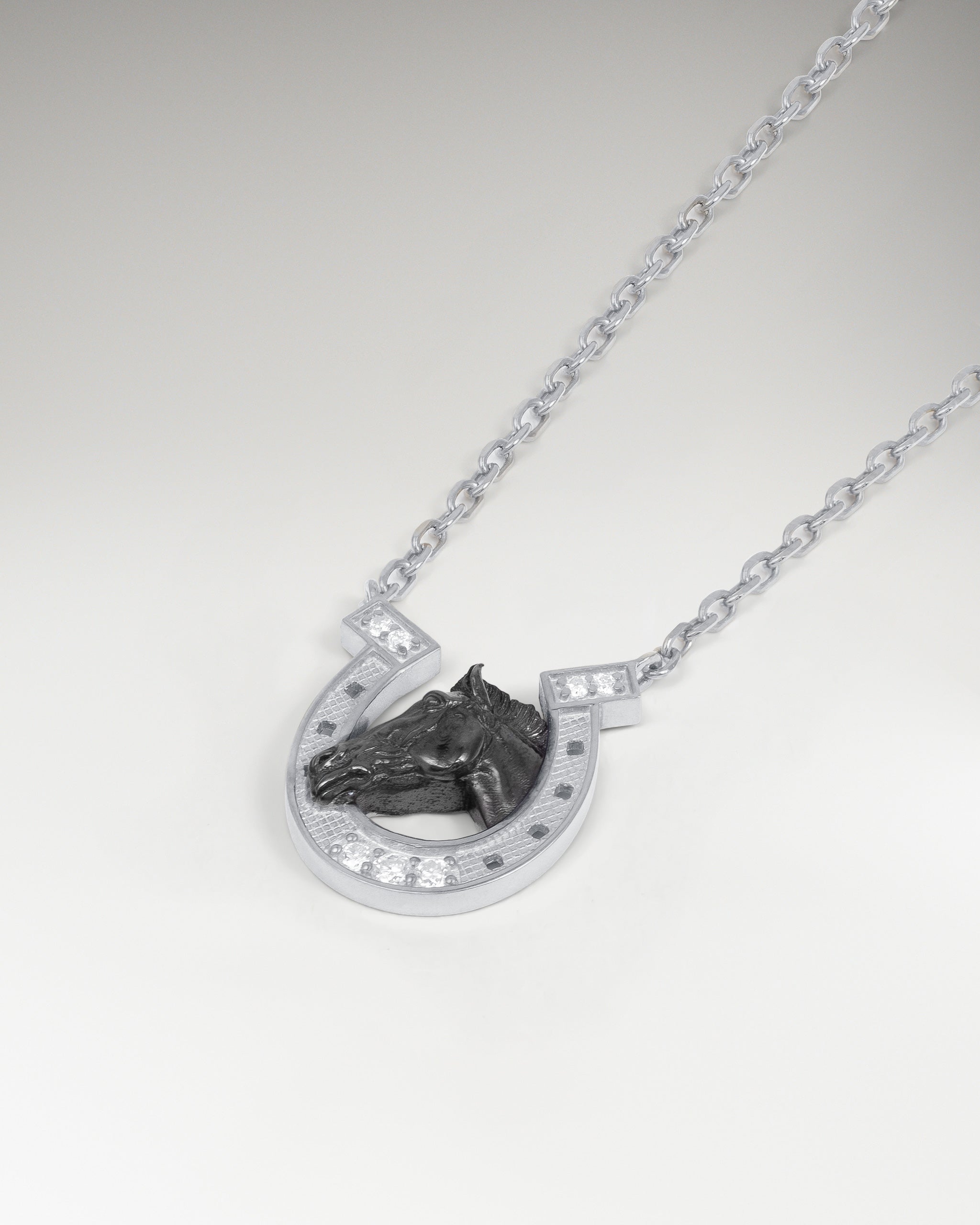 モアッサナイト付きスターリングシルバーの馬蹄彫刻ペンダント