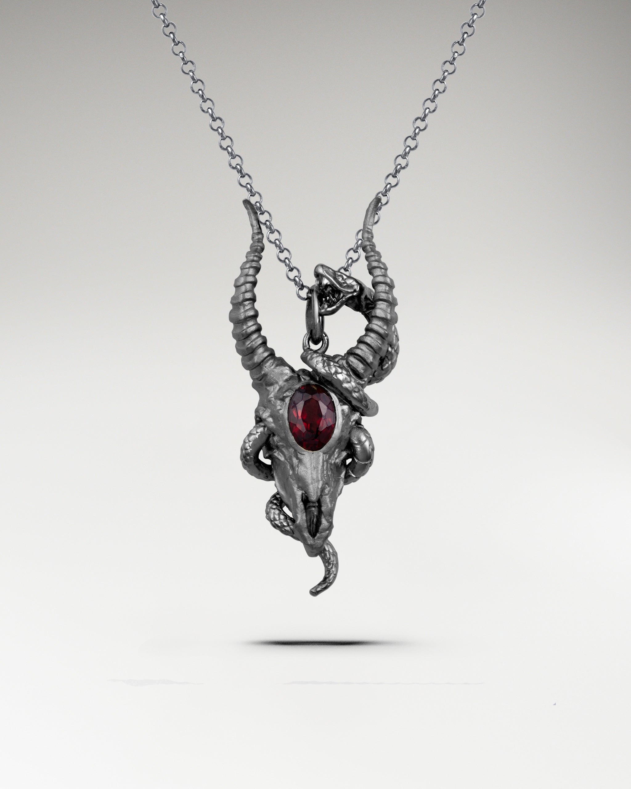 ブルートパーズ付きスターリングシルバーのガーディアンエンジェルネックレス