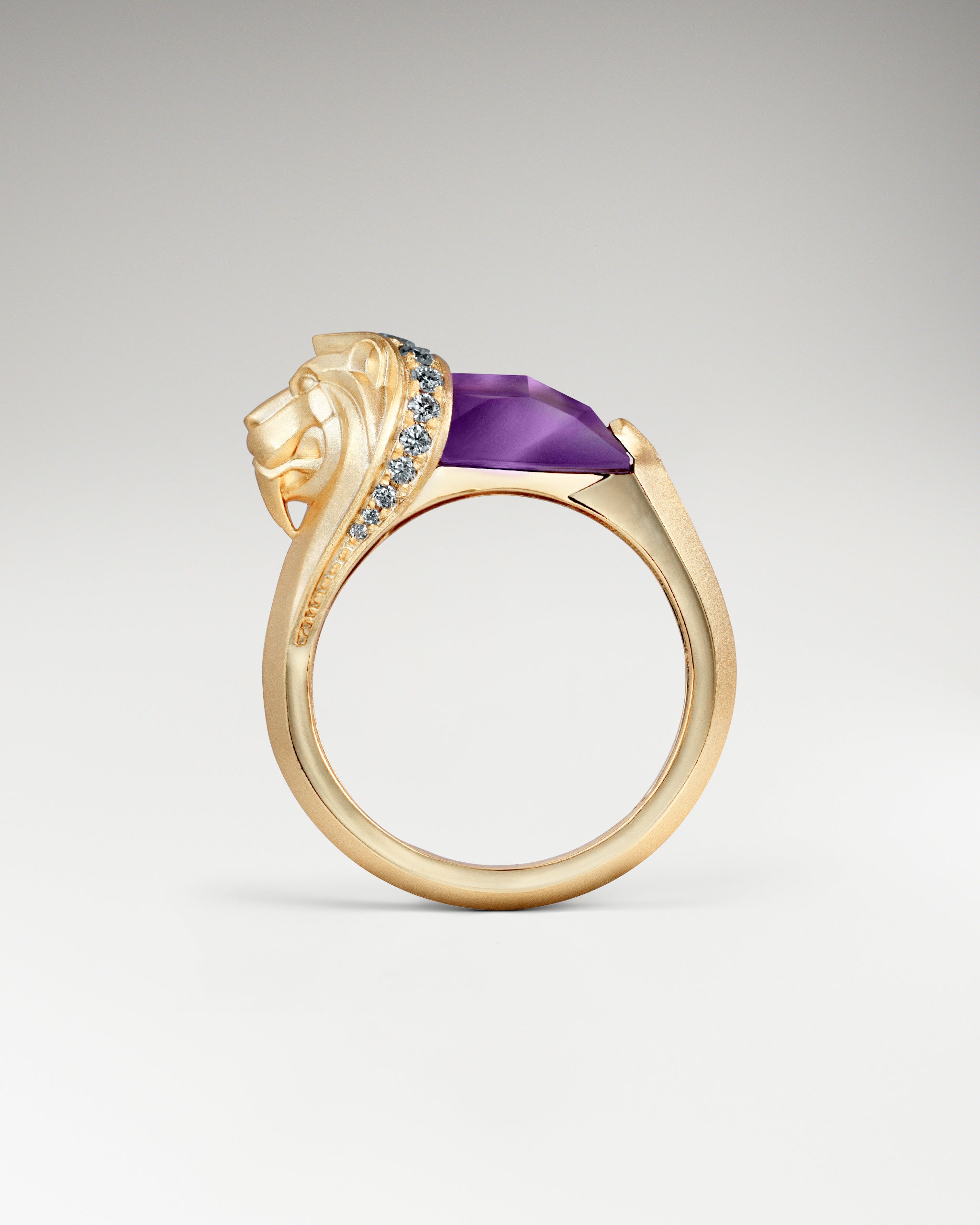 ガーネットとモアサナイトをあしらったスターリングシルバーのライオン スターライト リング