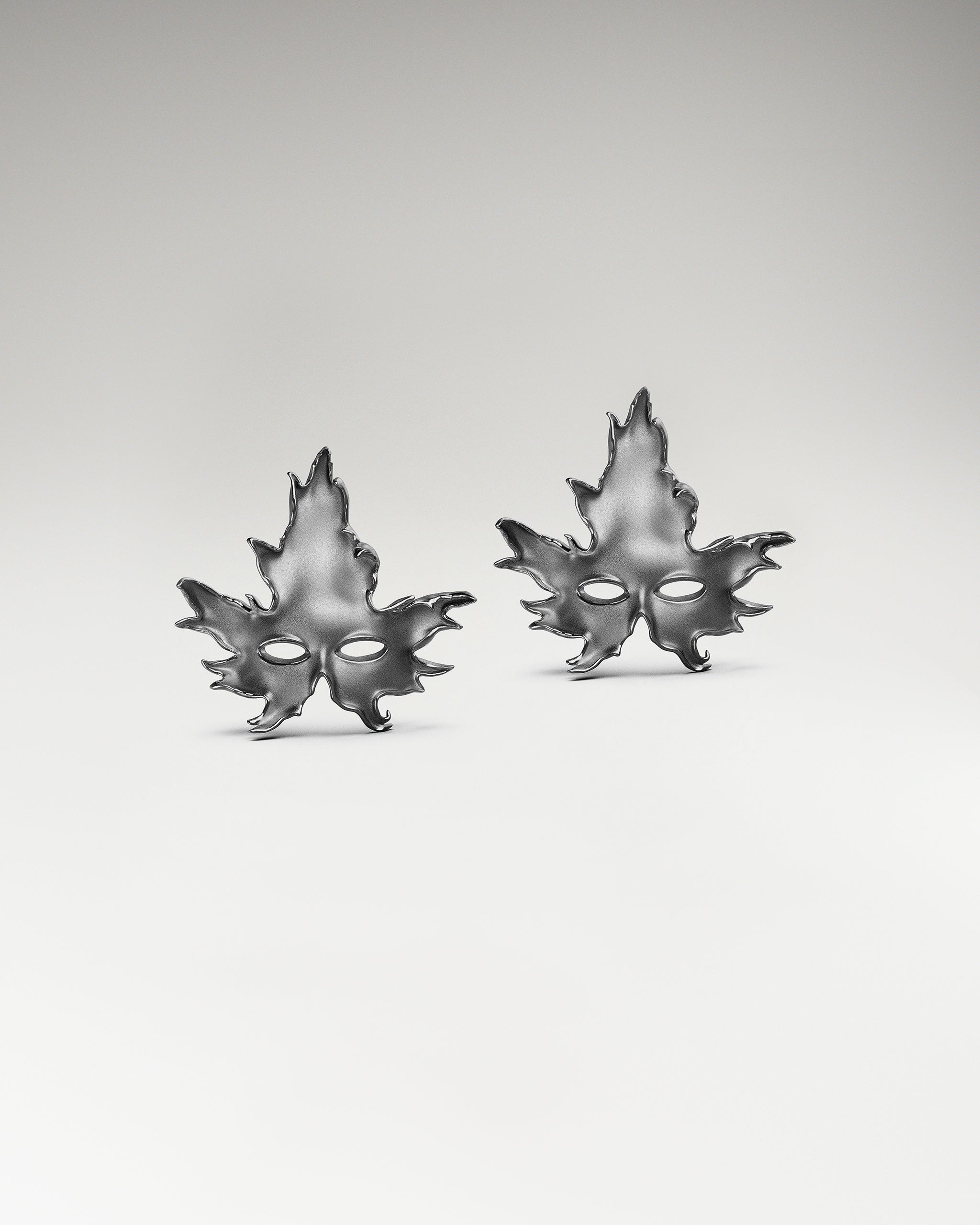 Aretes con forma de máscara de hoja de arce en plata de ley