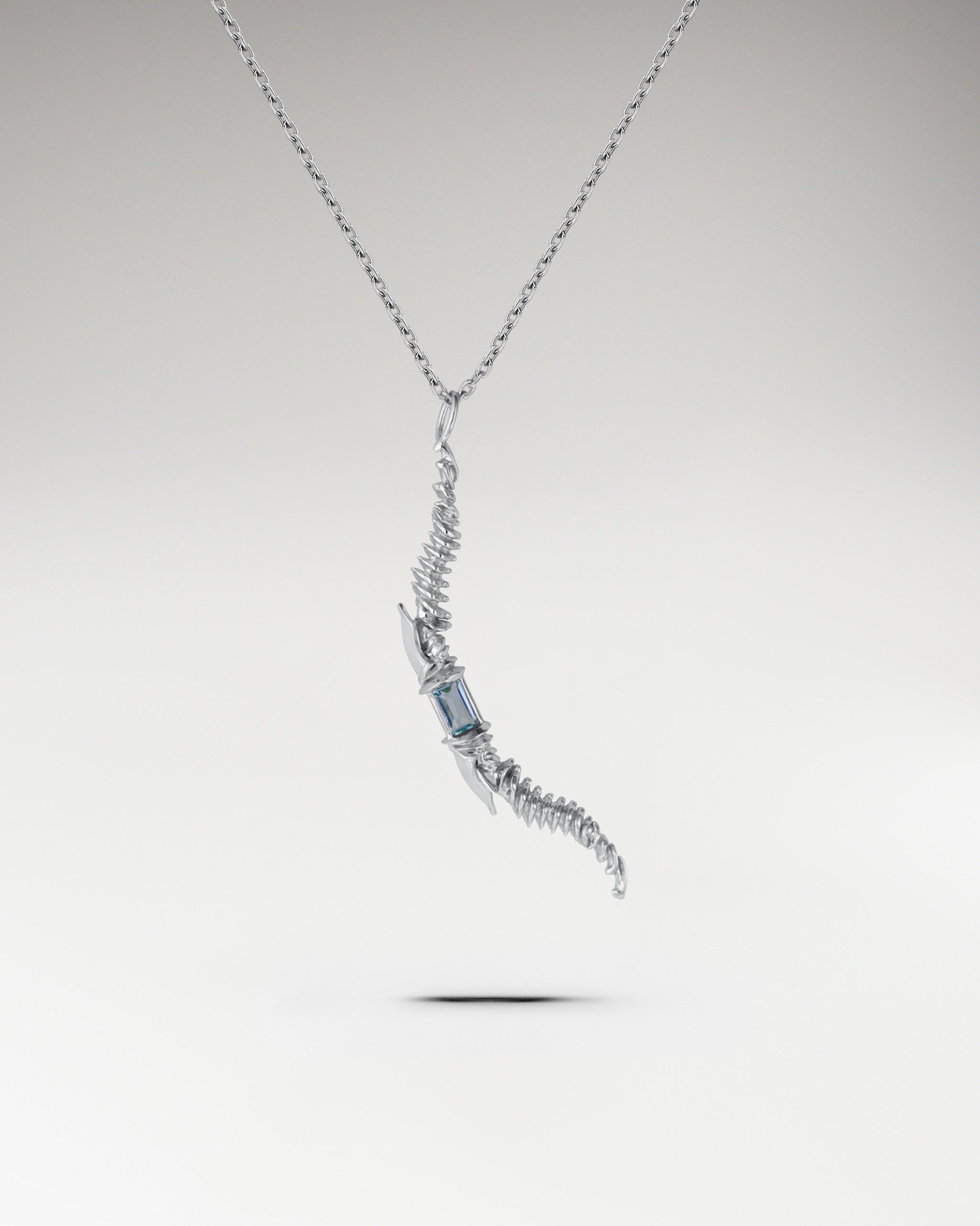 ブルートパーズ付きスターリングシルバーのガーディアンエンジェルネックレス