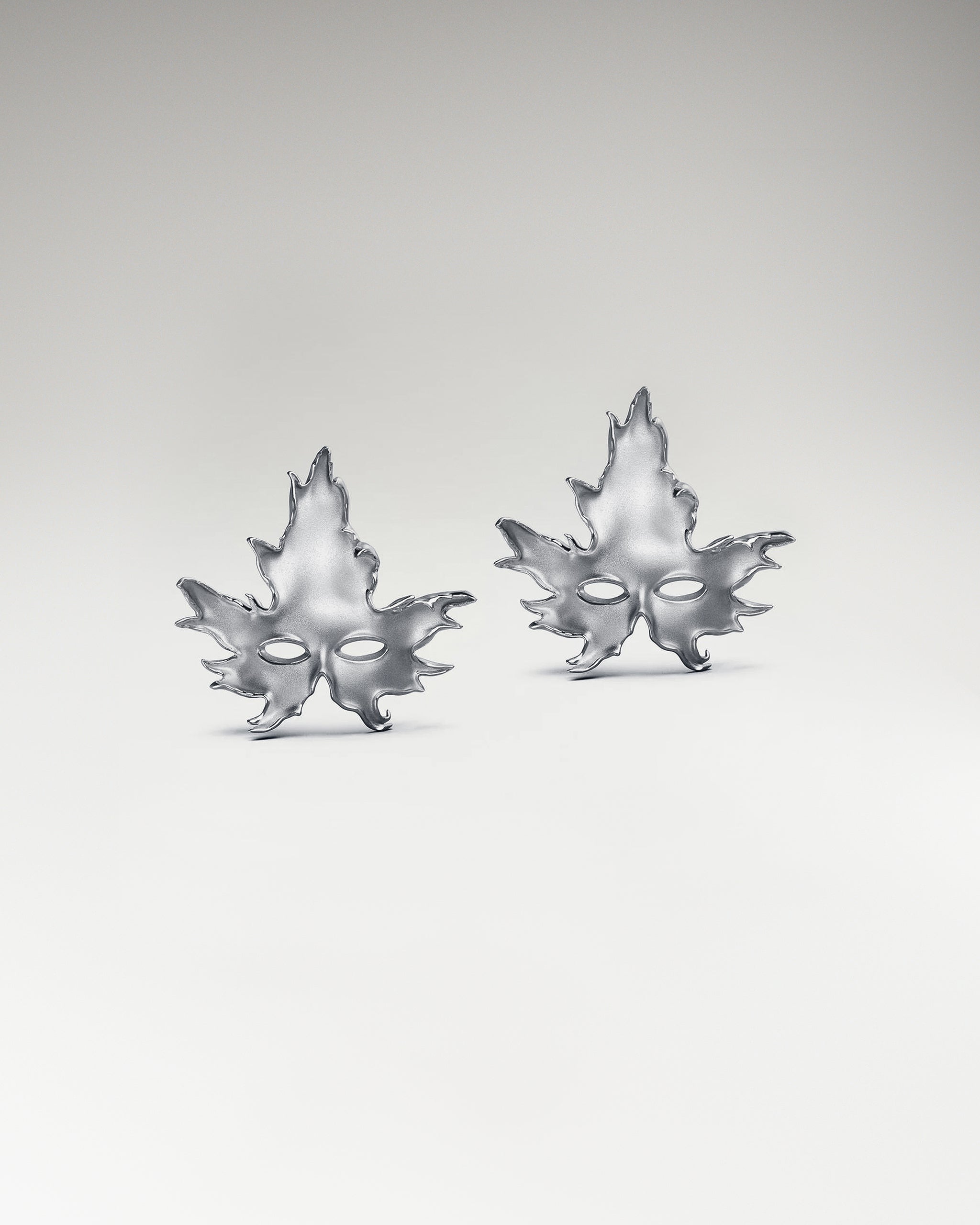 Orecchini a bottone con maschera a foglia d'acero in argento sterling
