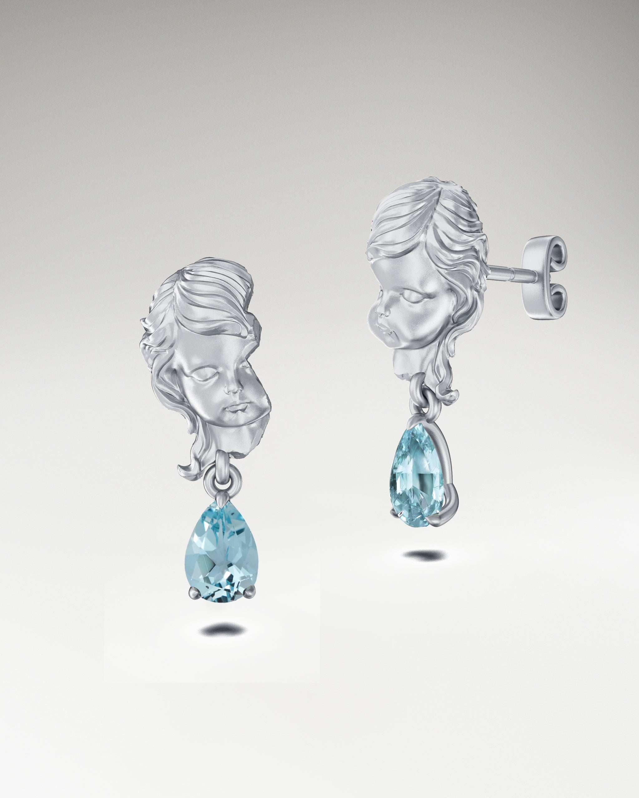 アクアマリン付きゴールドのキューピッドダングルイヤリング