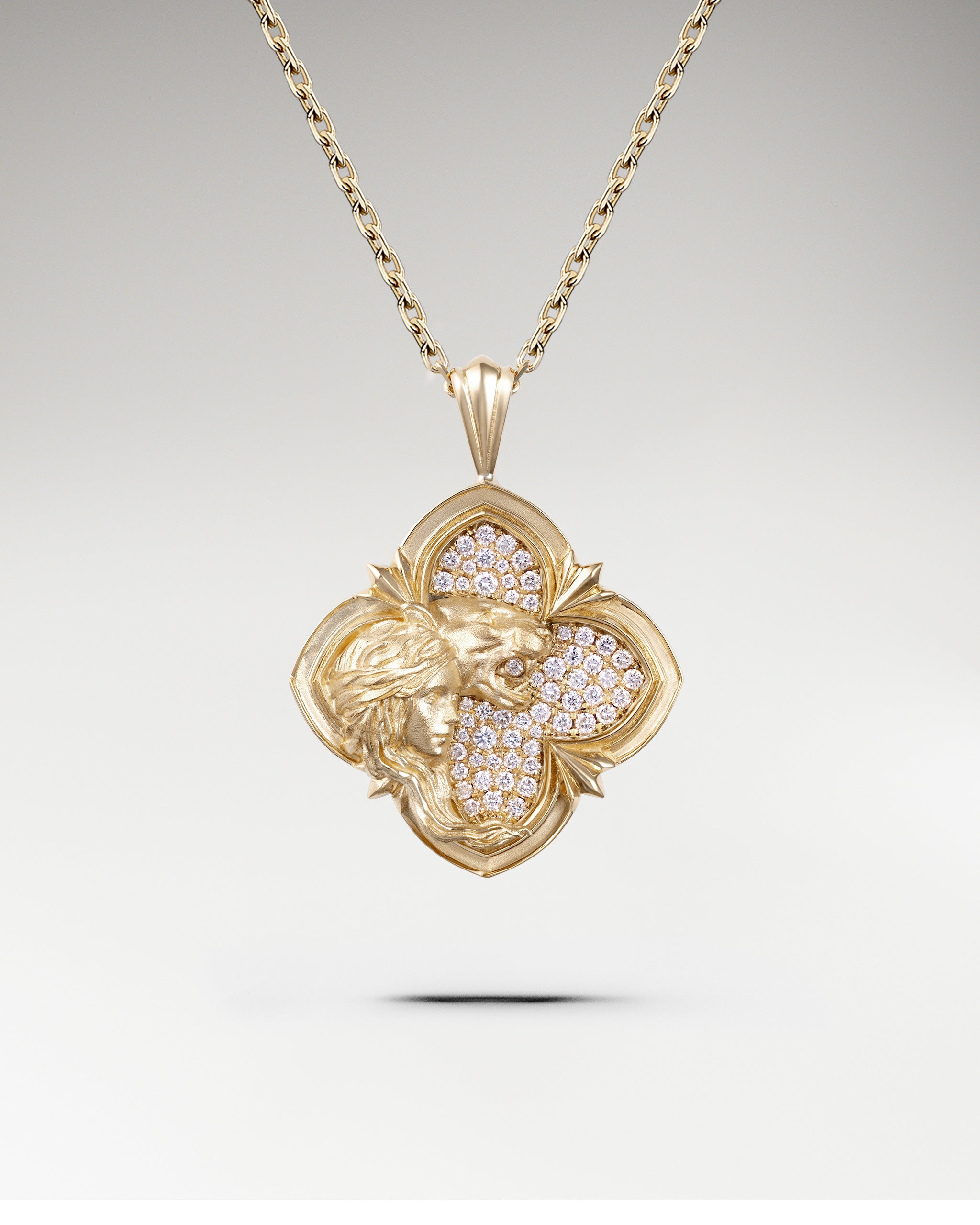 Wild Encounter Pendant Necklace In Gold With Diamond