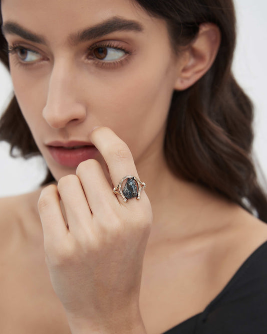 Hufeisenskulptur-Ring aus Gold mit Diamant