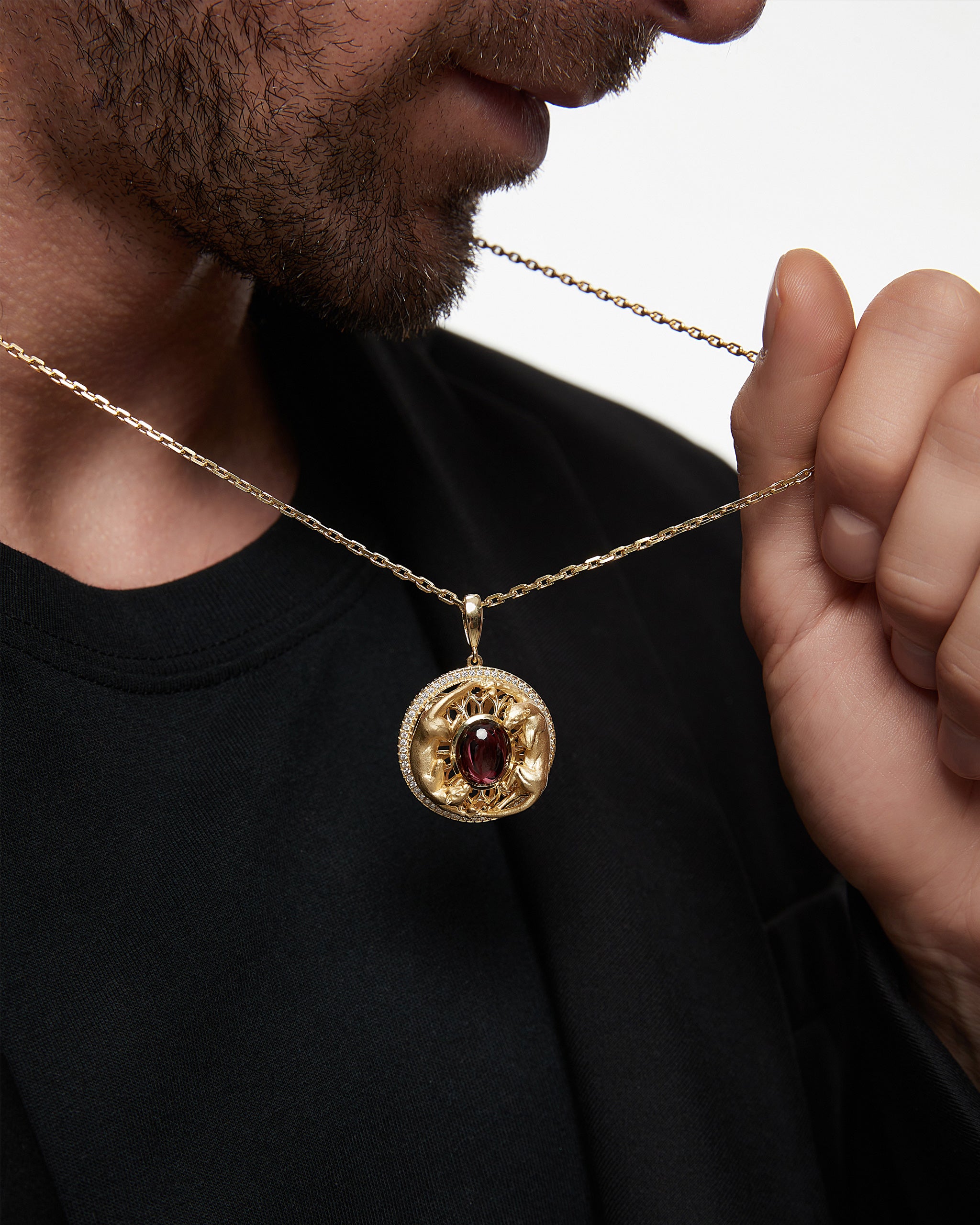 ペリドットとダイヤモンドをあしらったゴールドのツインパンサー メダリオン リング