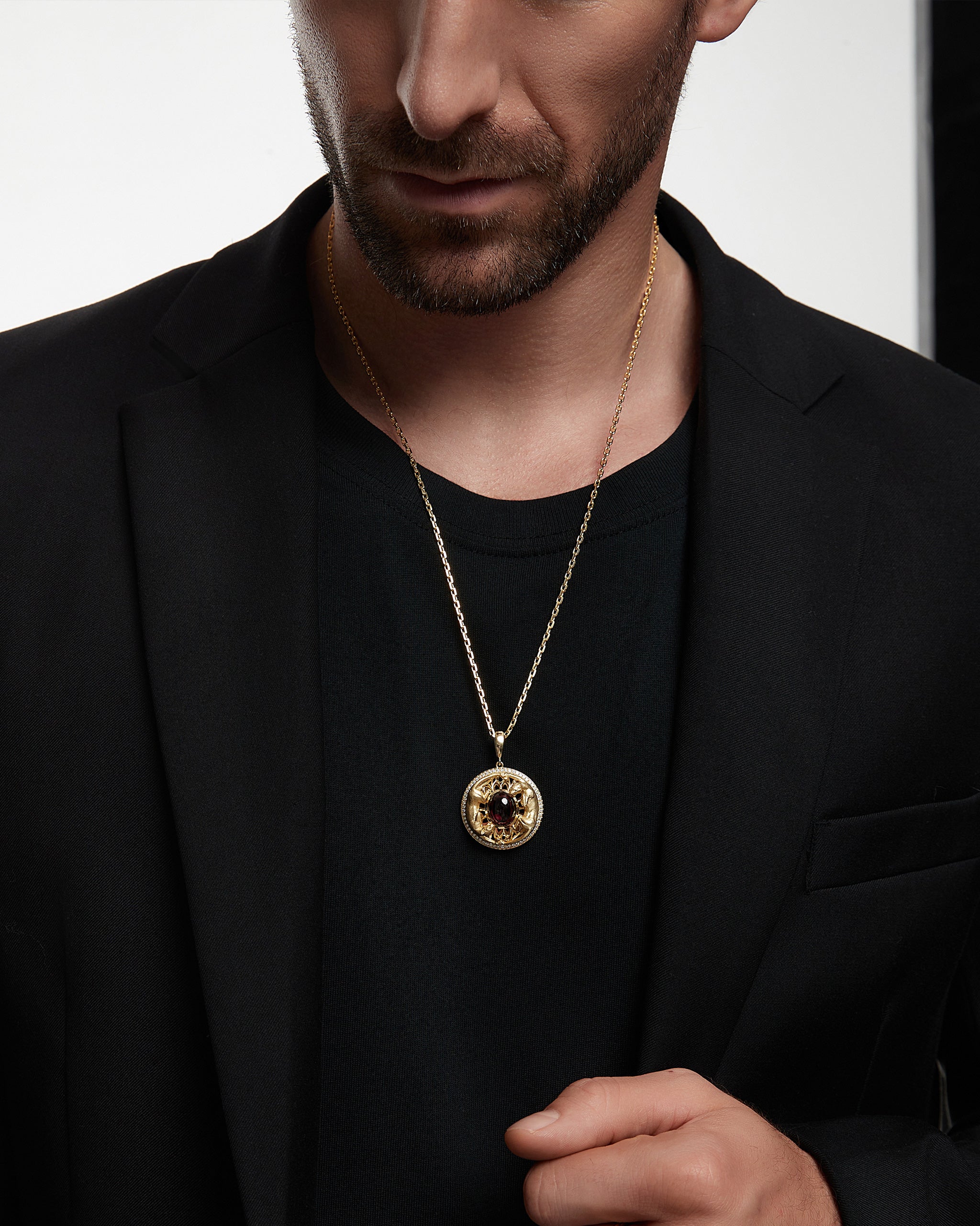 ペリドットとダイヤモンドをあしらったゴールドのツインパンサー メダリオン リング