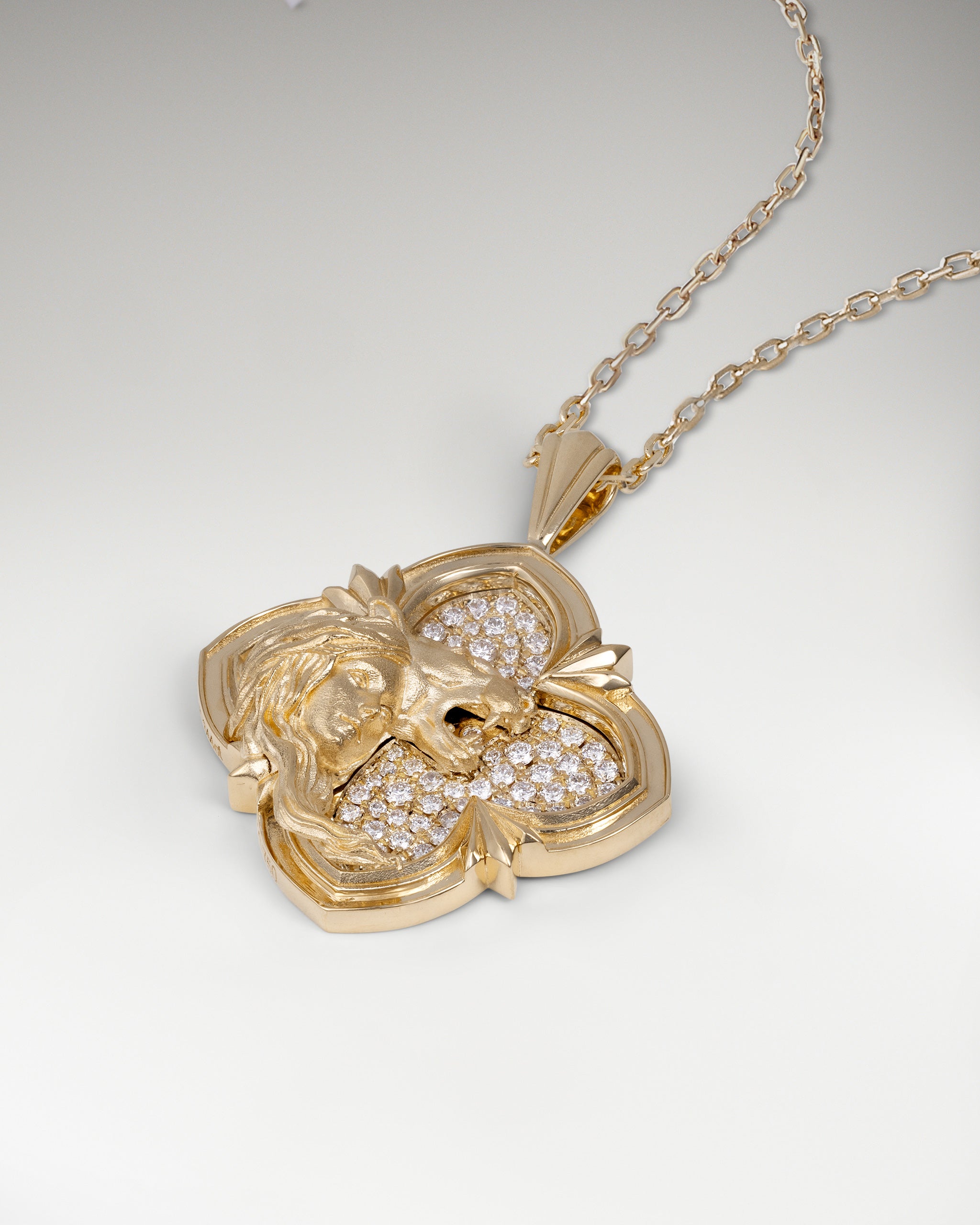 Wild Encounter Pendant Necklace In Gold With Diamond