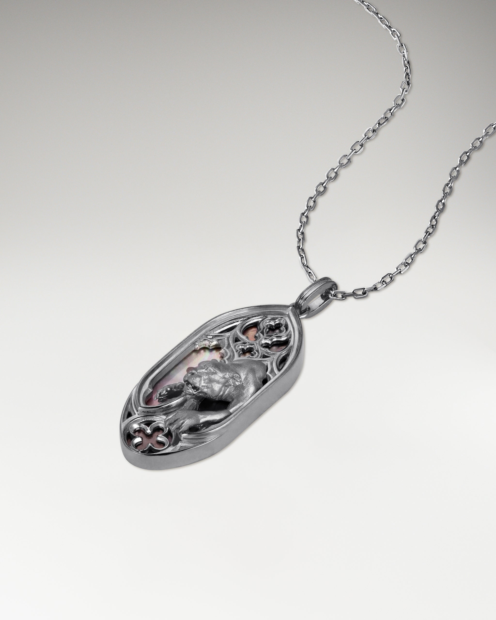 Collar Dusk Guardian en plata de ley con nácar negro