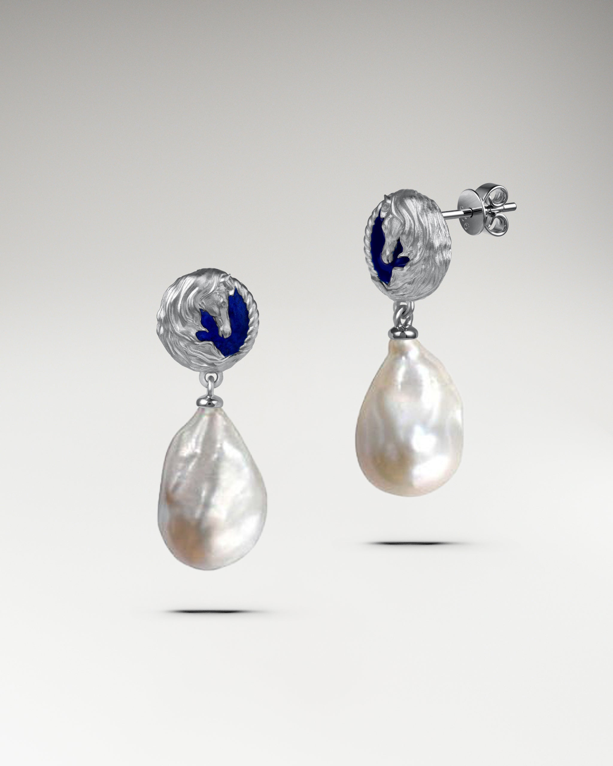 バロックパール付きスターリングシルバーの馬の彫刻ダングルイヤリング