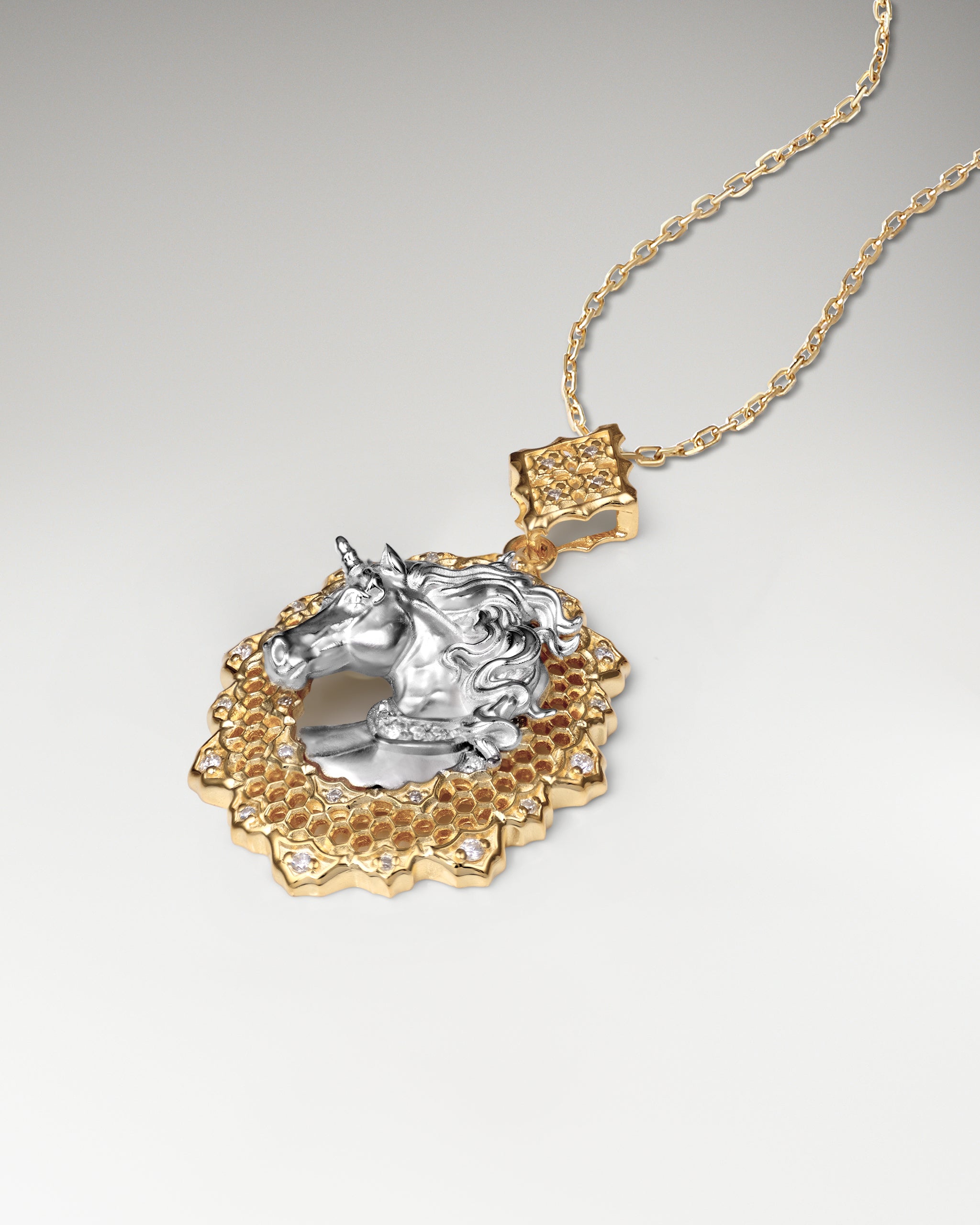 ラピスラズリをあしらったスターリングシルバーの馬の彫刻ペンダント