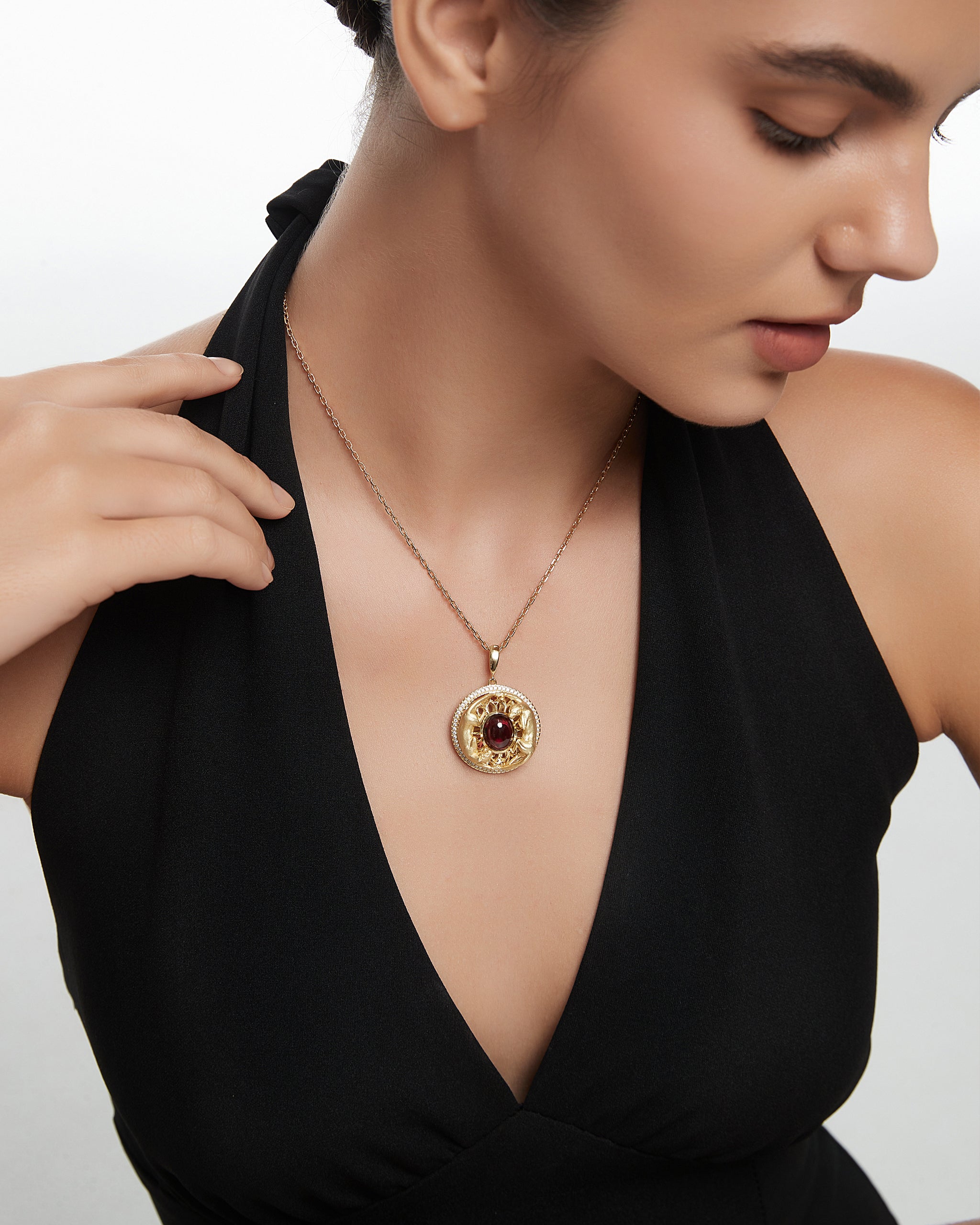 ペリドットとダイヤモンドをあしらったゴールドのツインパンサー メダリオン リング