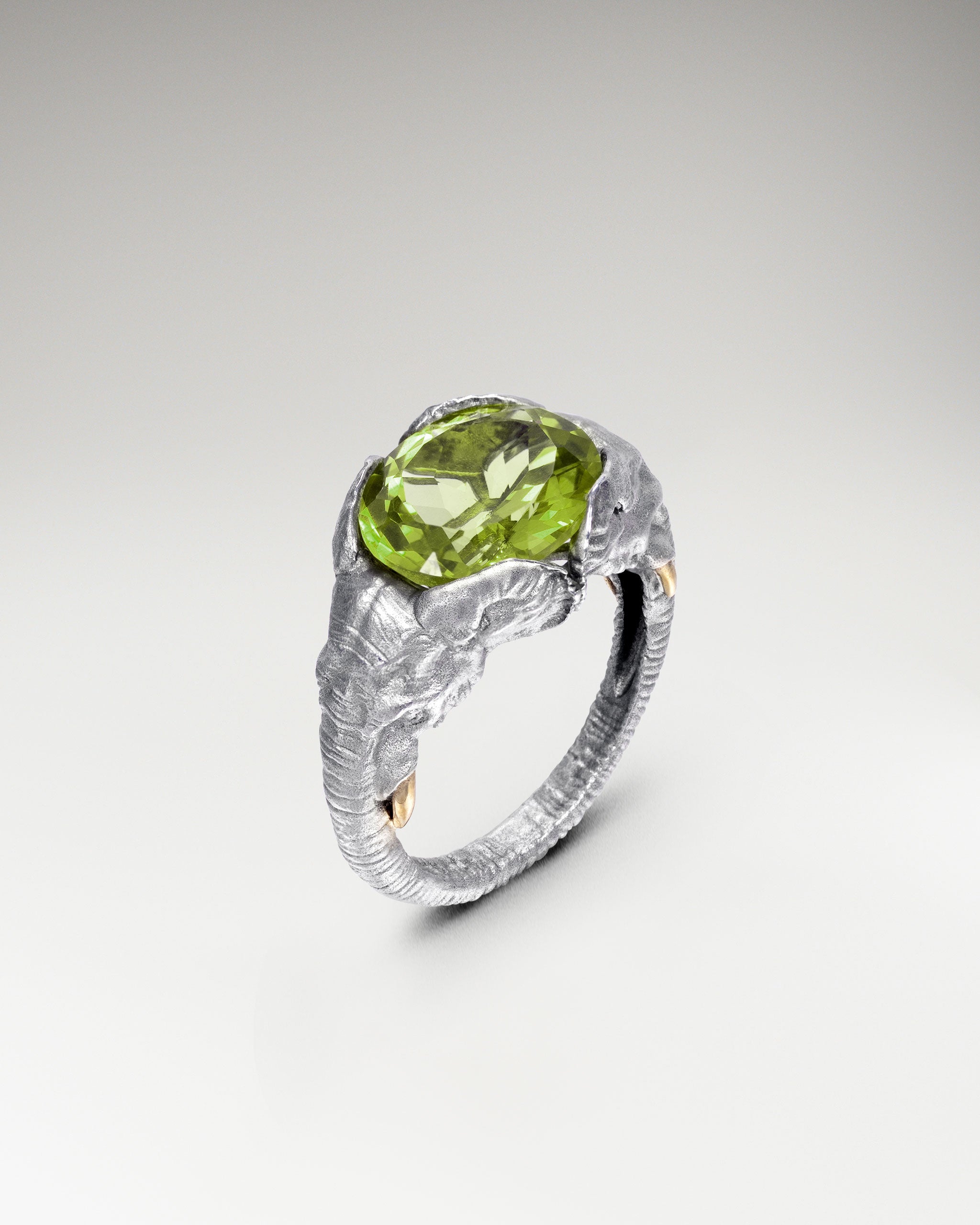 Anillo salvaje en plata de ley y ágata negra con moissanita