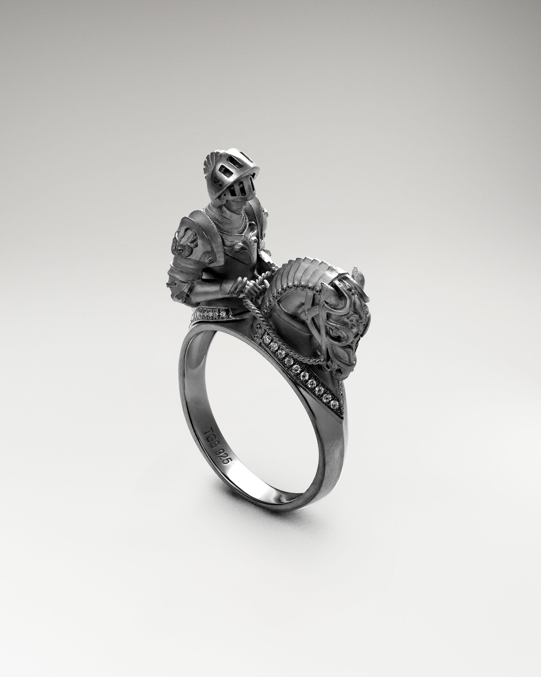 イエローシトリンとモアッサナイトをあしらったスターリングシルバーのサバンナ スピリット リング