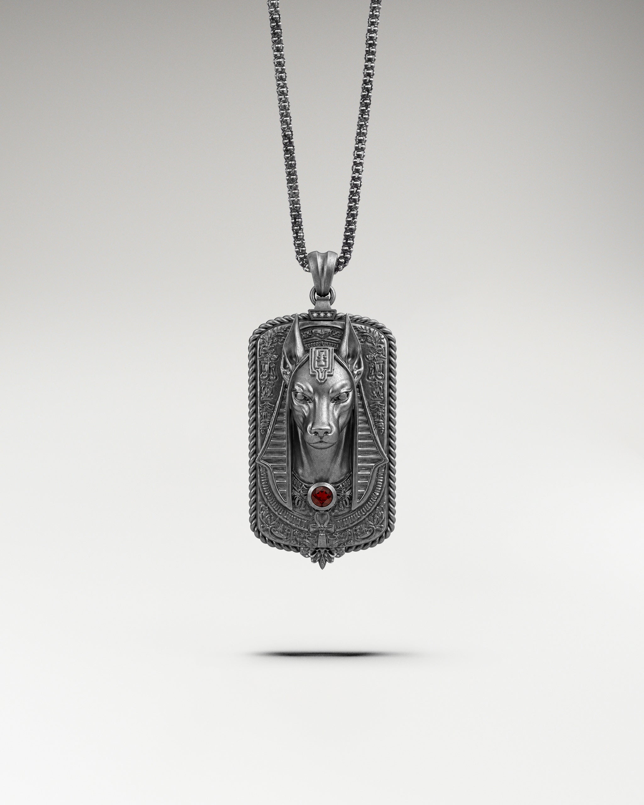 Ciondolo Dog Tag Anubis in argento sterling con granato