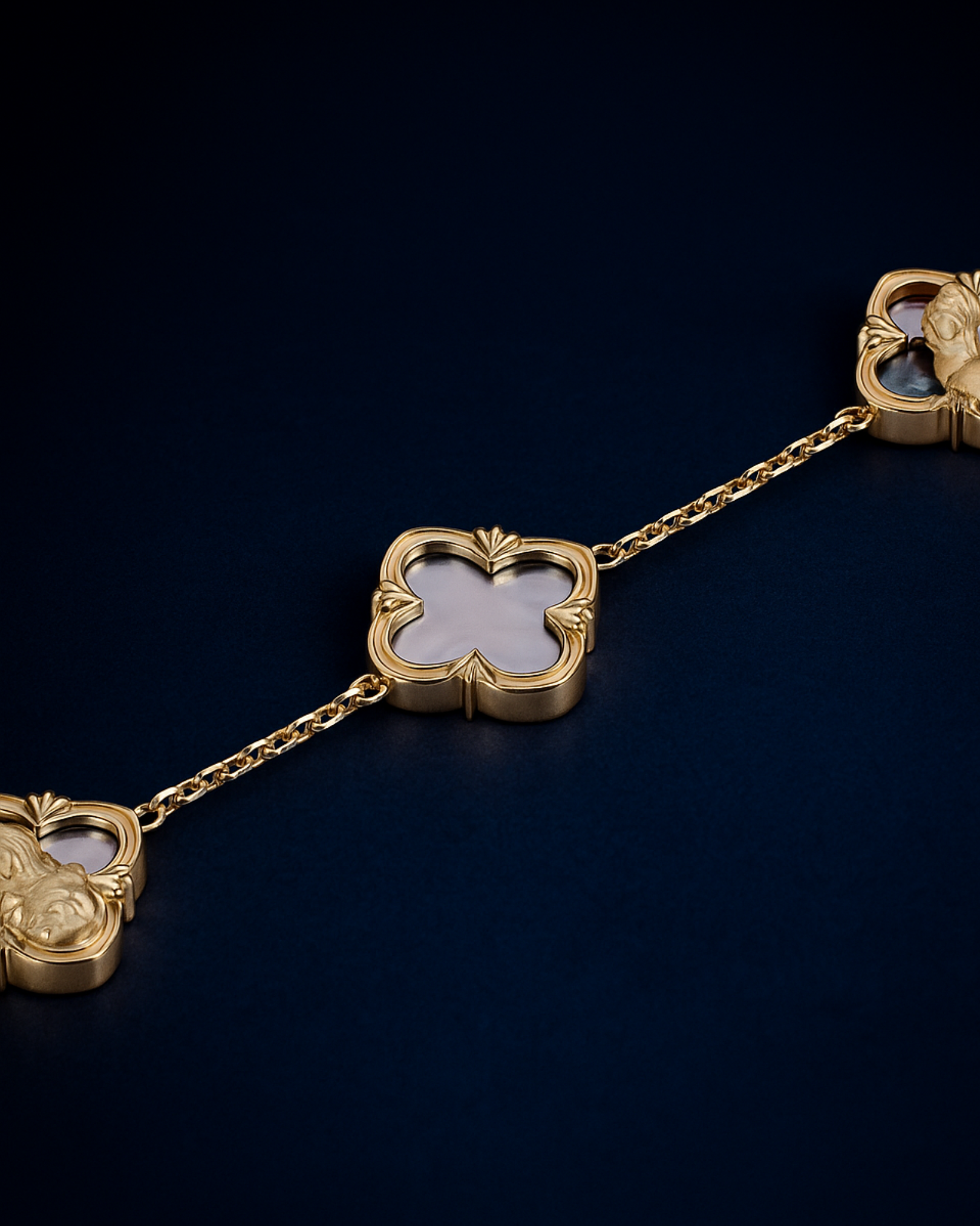 メープル リーフ マスク スタッド ピアス (スターリング シルバー)