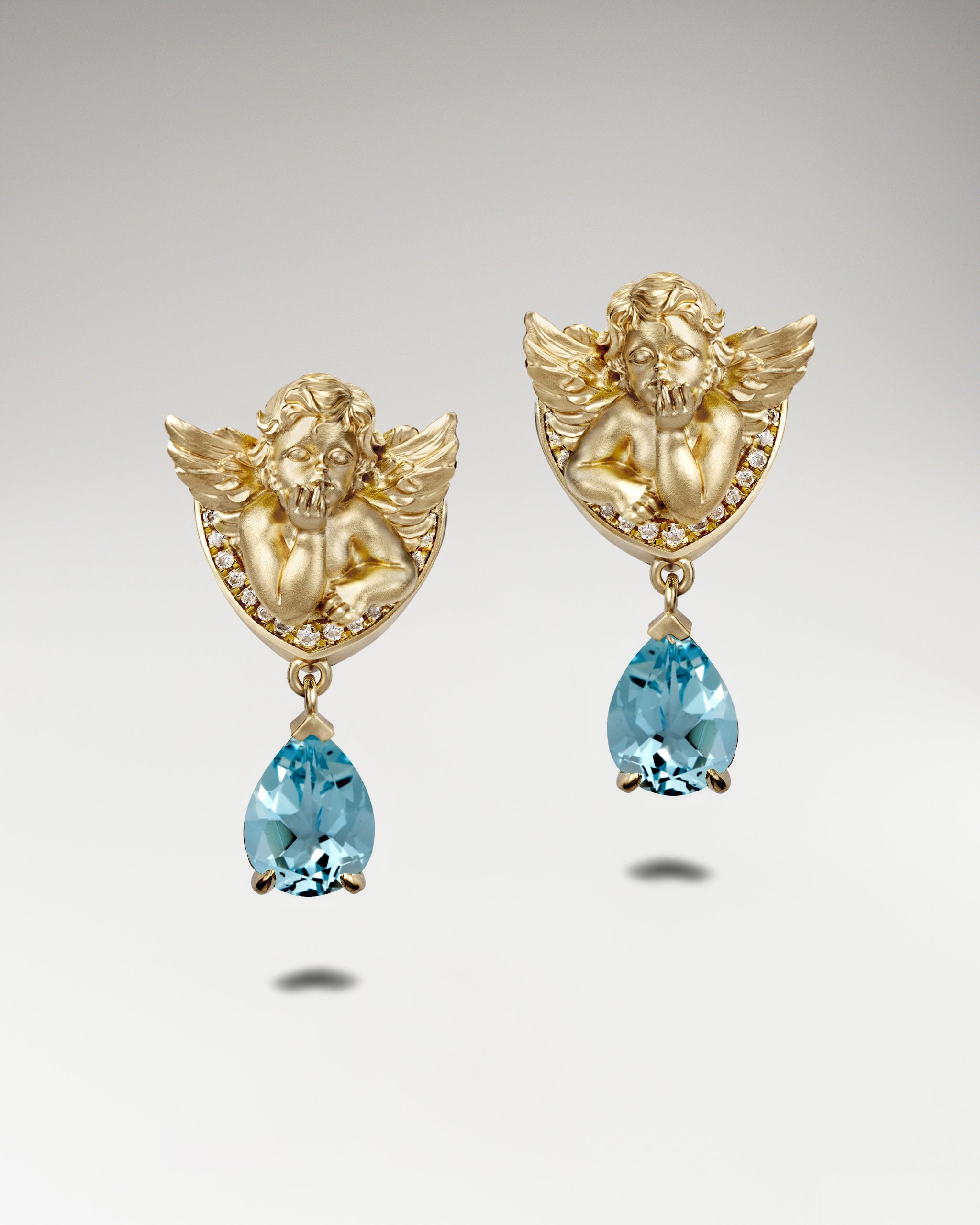 Pendientes colgantes de Cupido en plata de ley con topacio