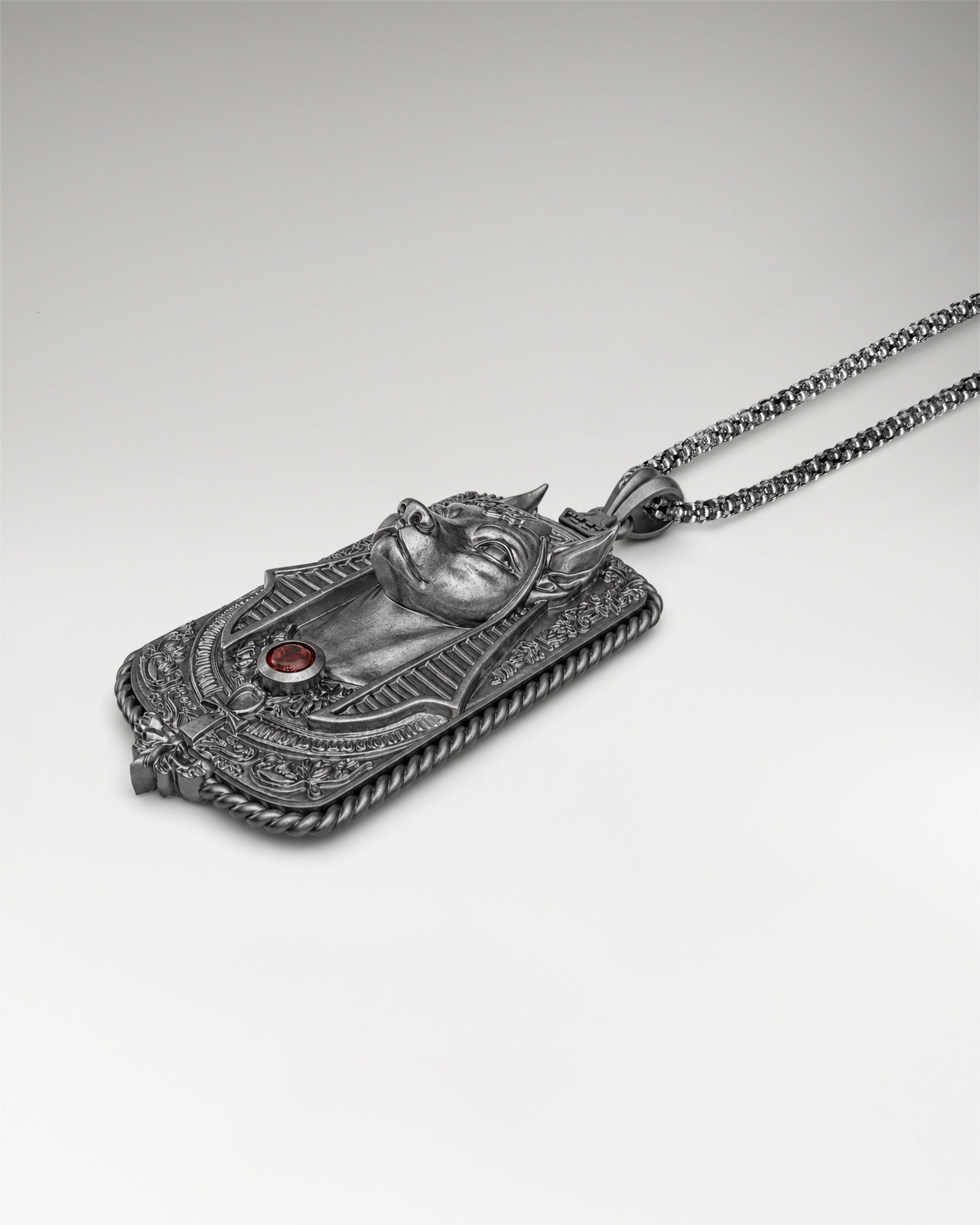 Ciondolo Dog Tag Anubis in argento sterling con granato