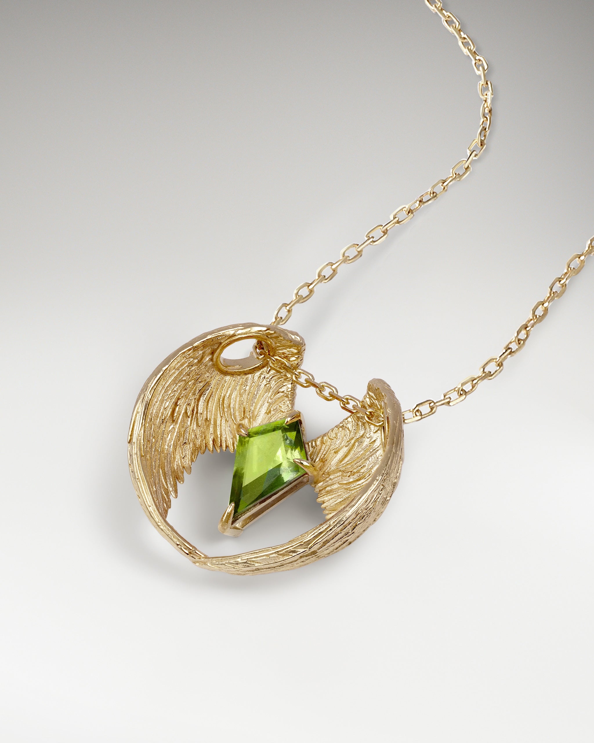 アメジスト付きスターリングシルバーの騎士の翼ペンダント