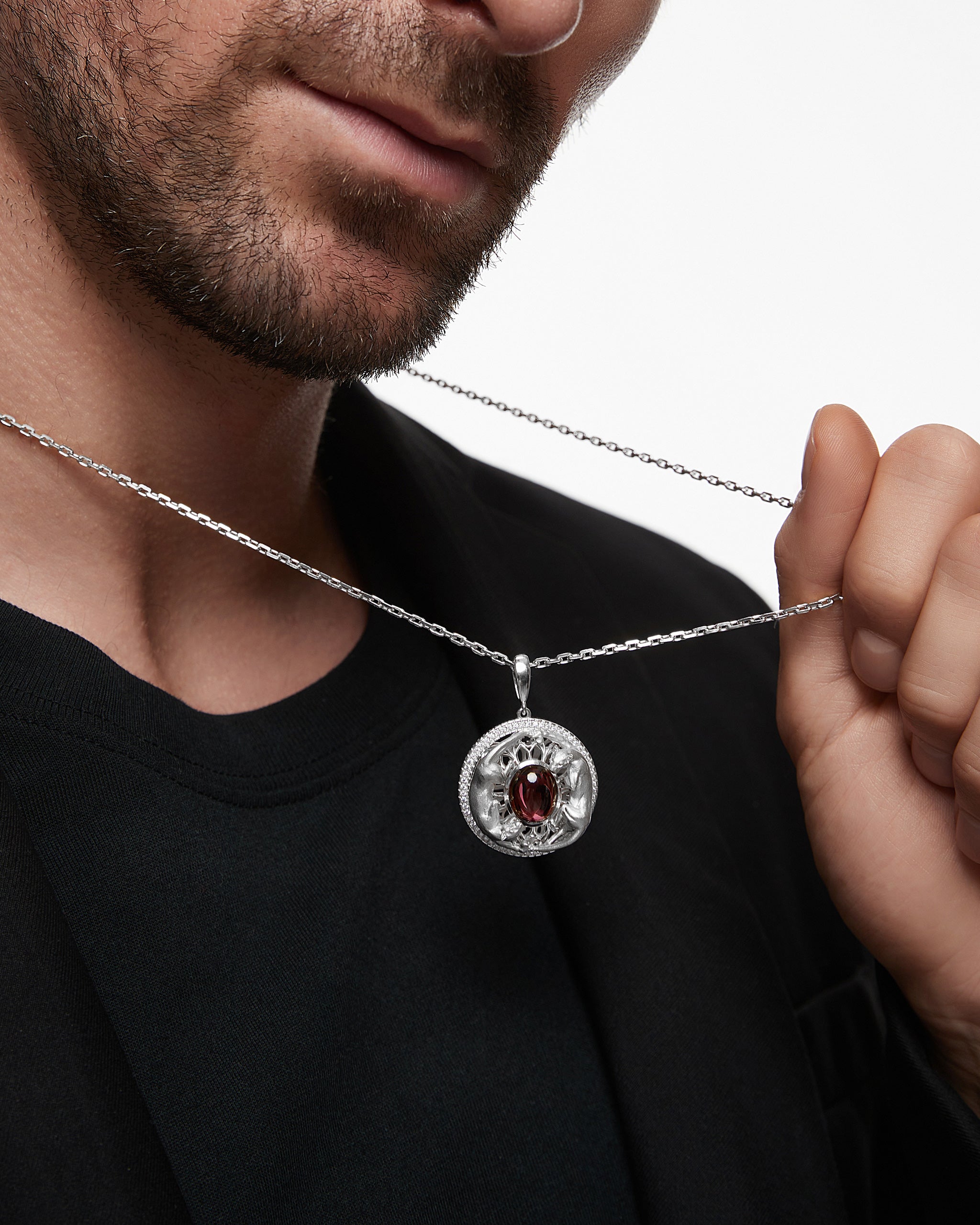 ペリドットとダイヤモンドをあしらったゴールドのツインパンサー メダリオン リング