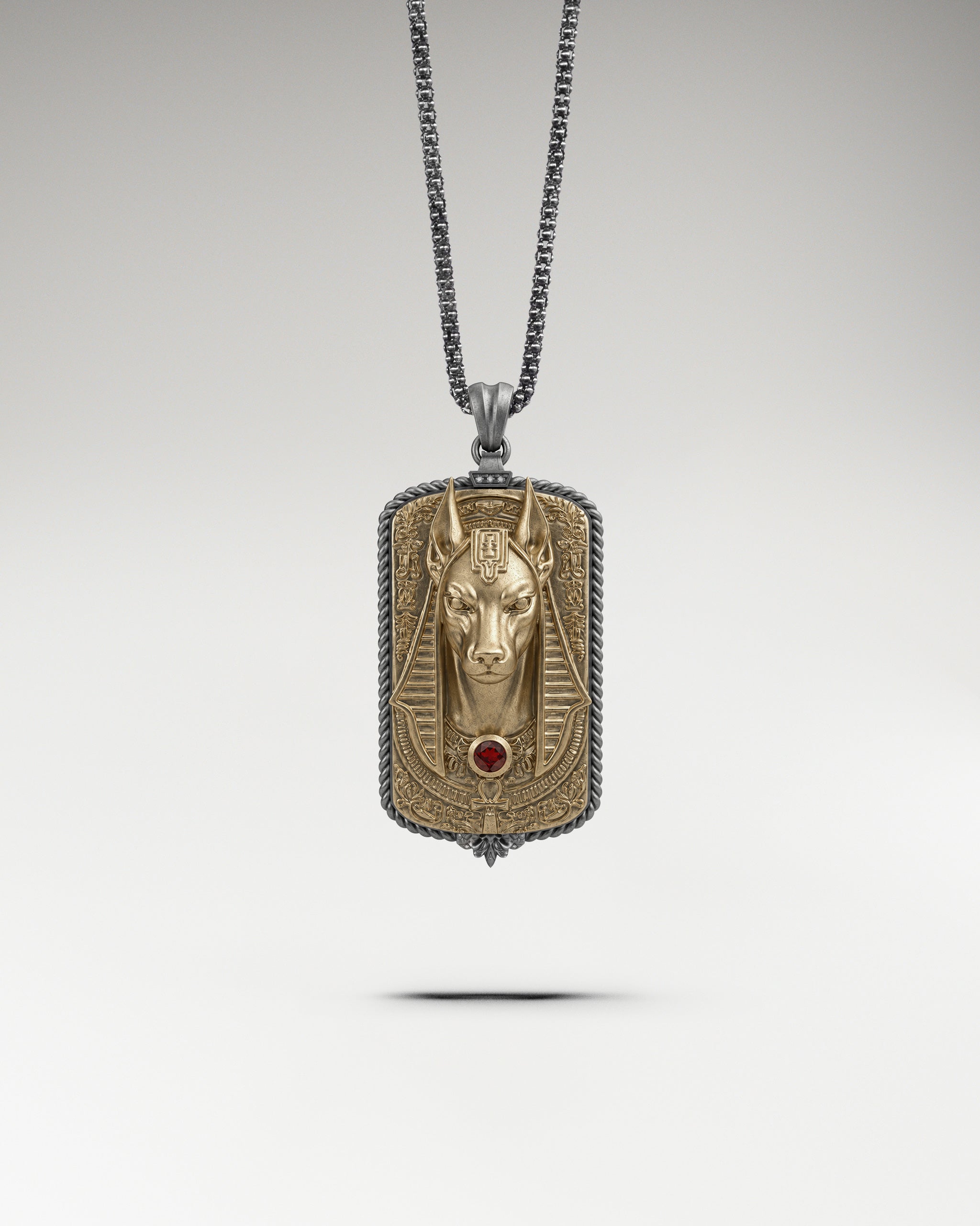 Ciondolo Dog Tag Anubis in argento sterling con granato