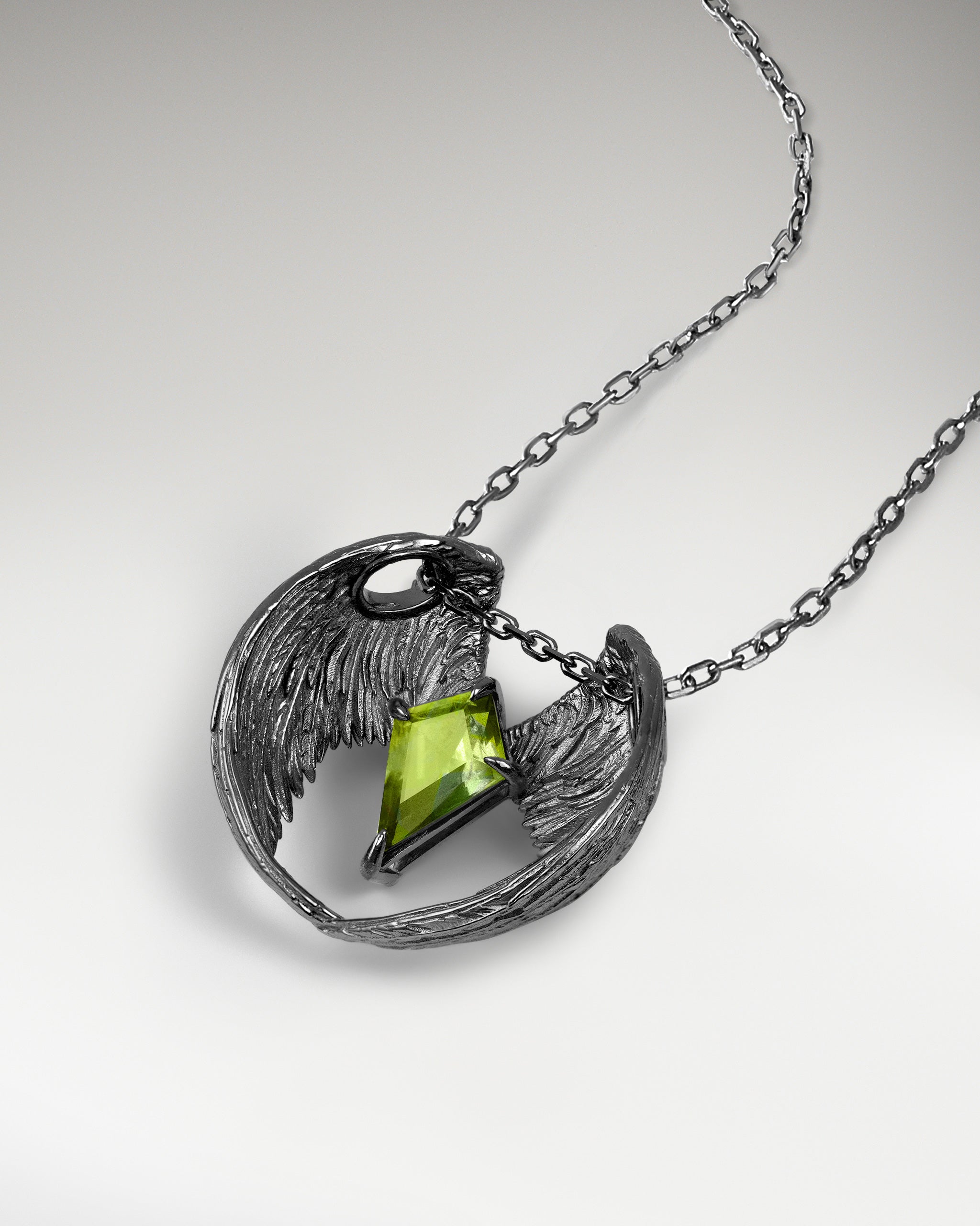 アメジスト付きスターリングシルバーの騎士の翼ペンダント