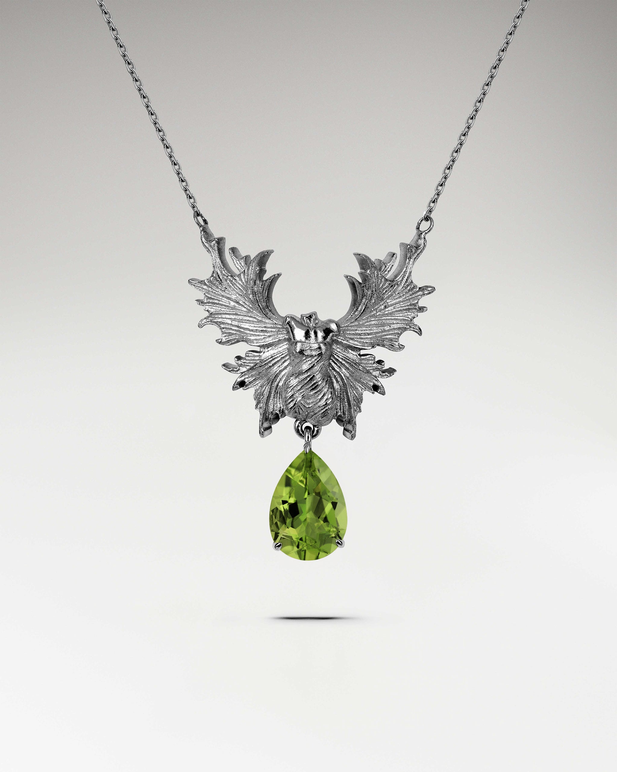 ブルートパーズ付きスターリングシルバーのガーディアンエンジェルネックレス