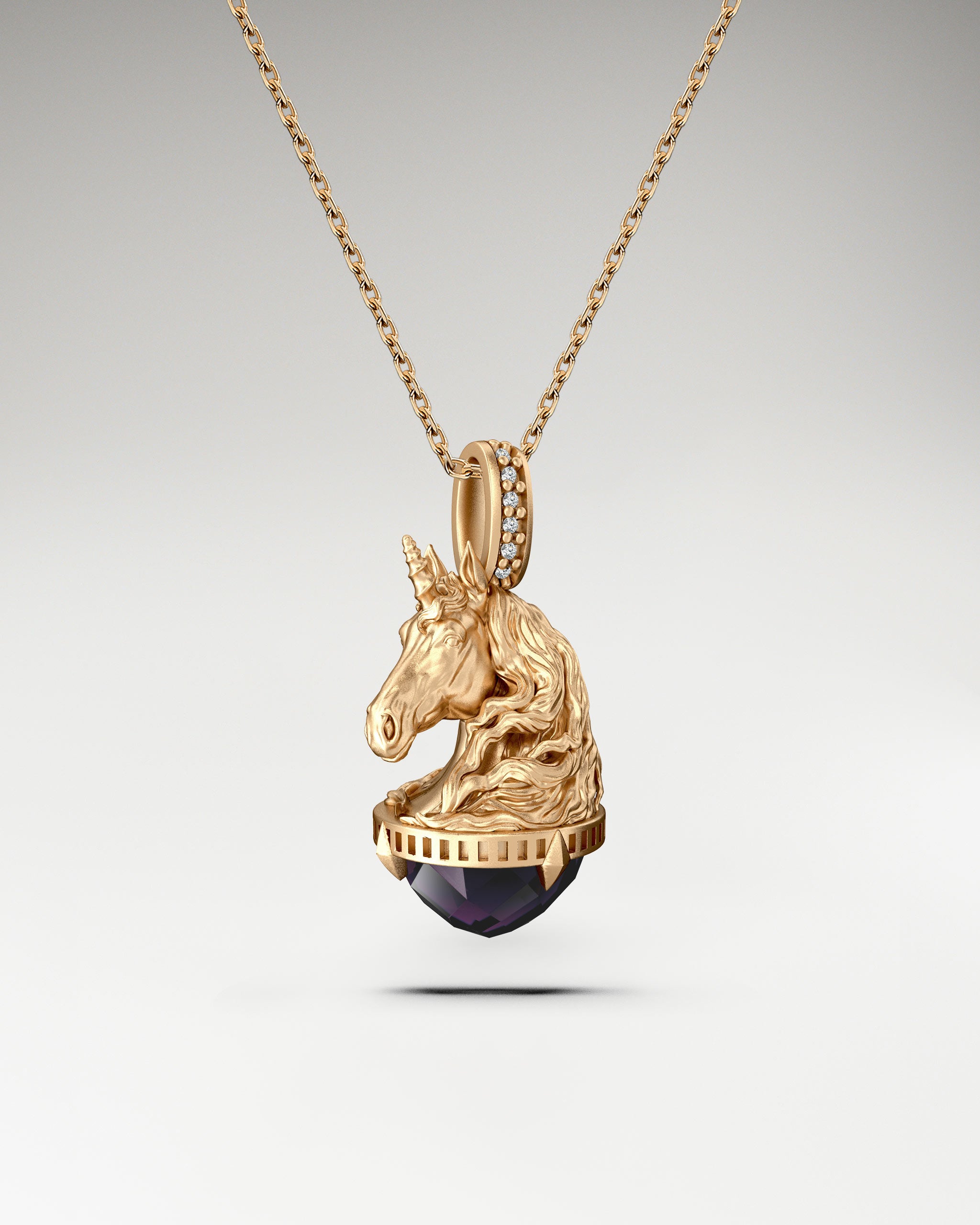 Horse head pendant in gold with diamonds