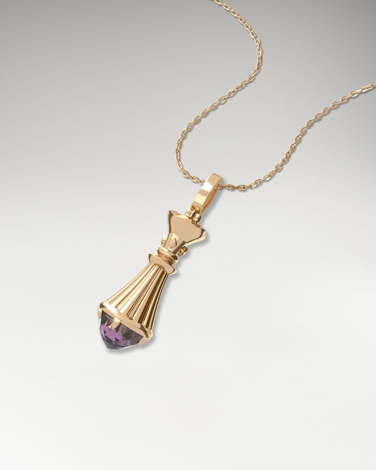 Queen pendant necklace of chess in gold with spinel