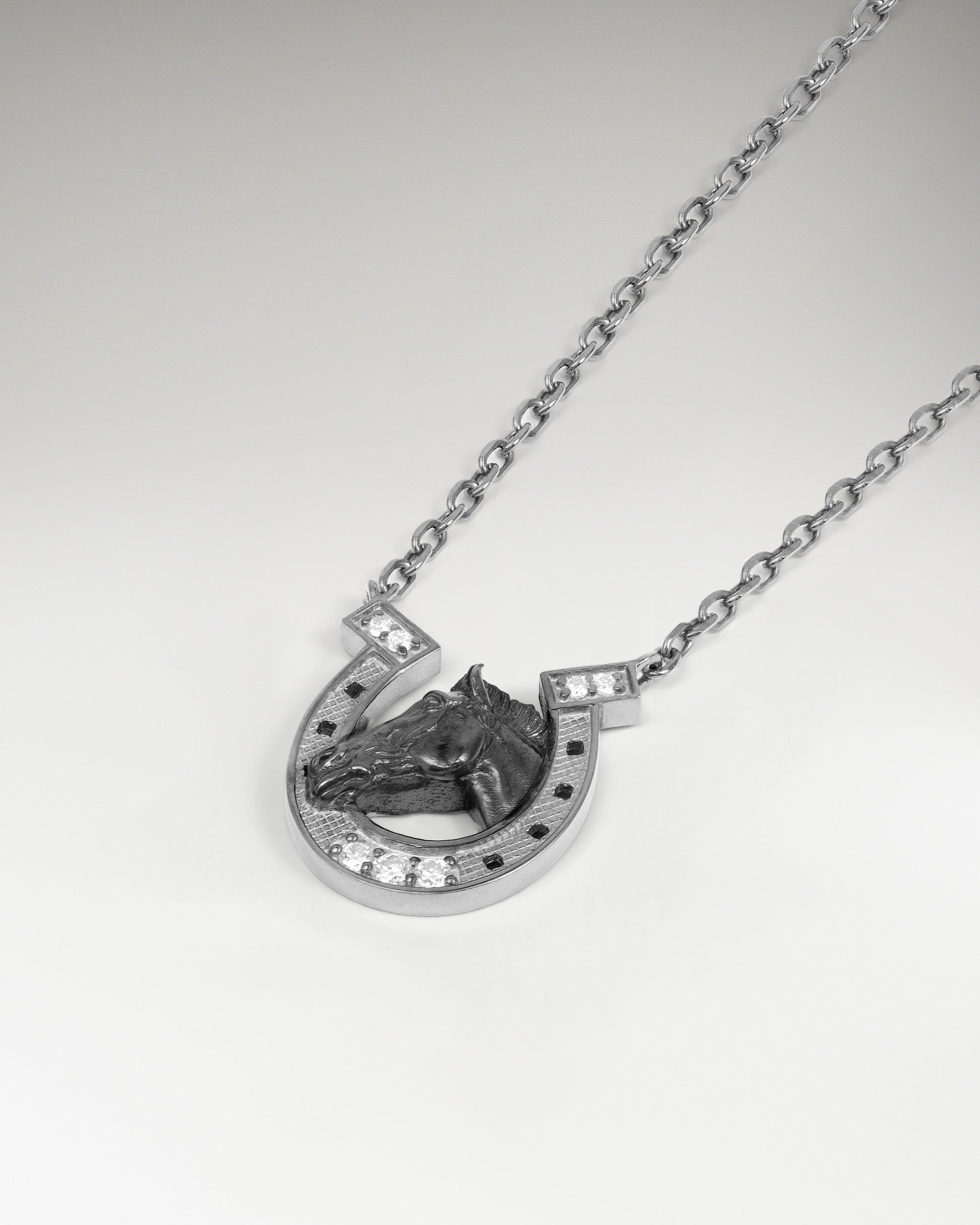 Colgante con escultura de herradura en plata de ley con moissanita